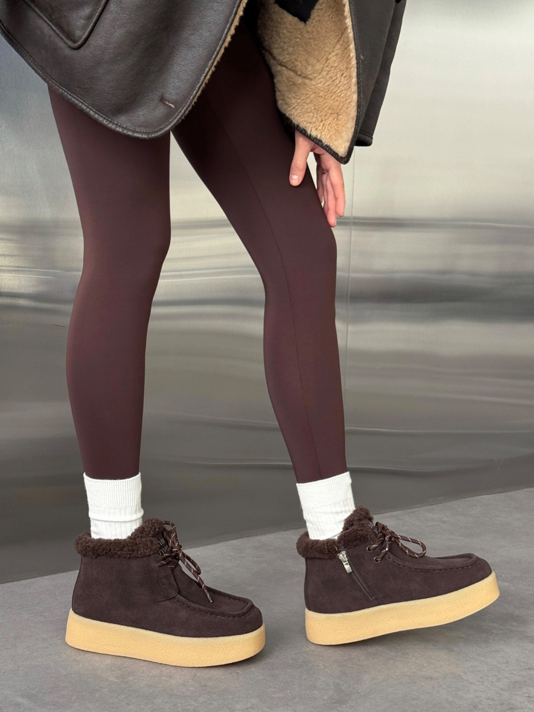 Черевики на високій підошві темно-брунатні