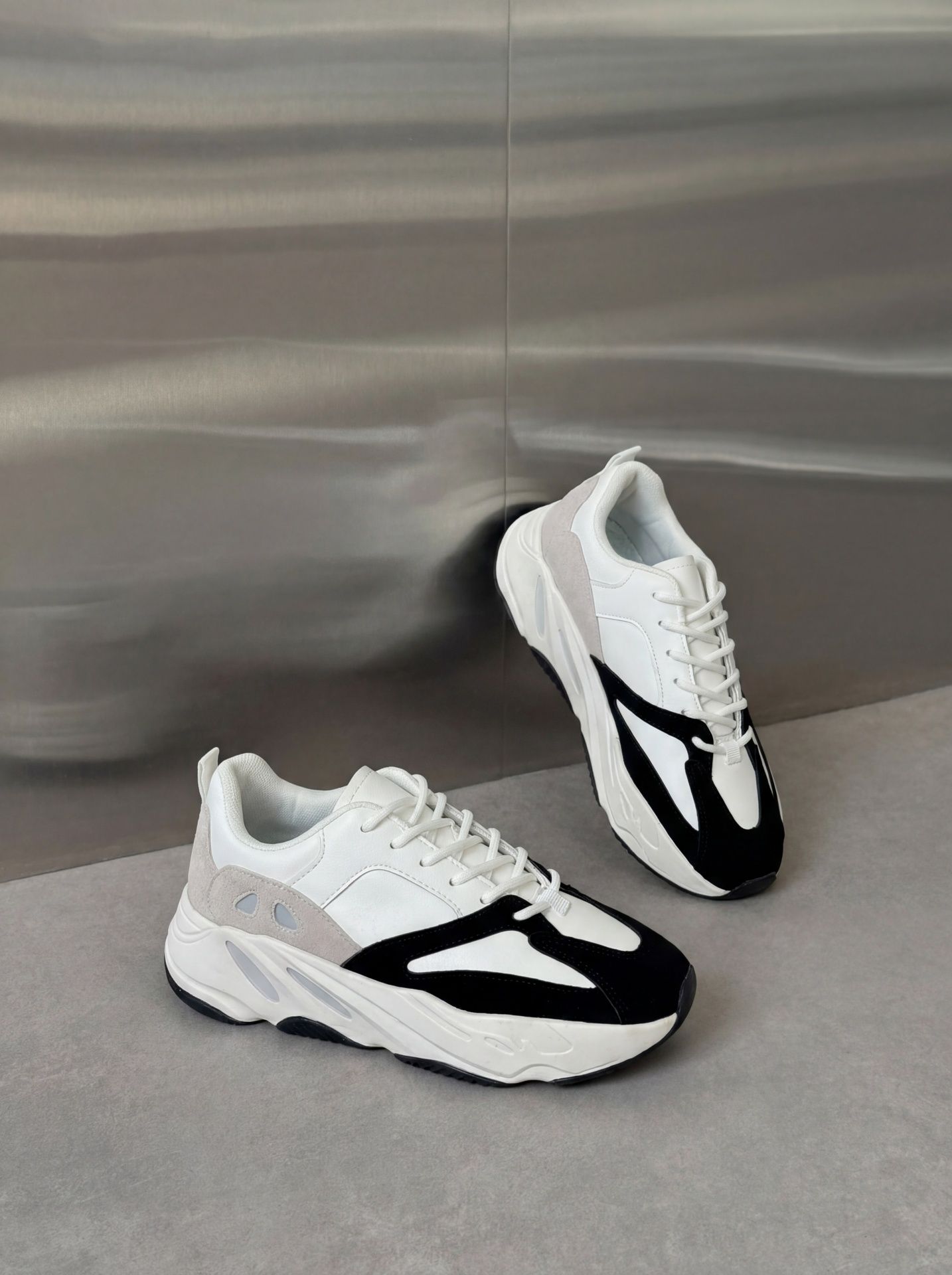 Кросівки з чорними елементами білі