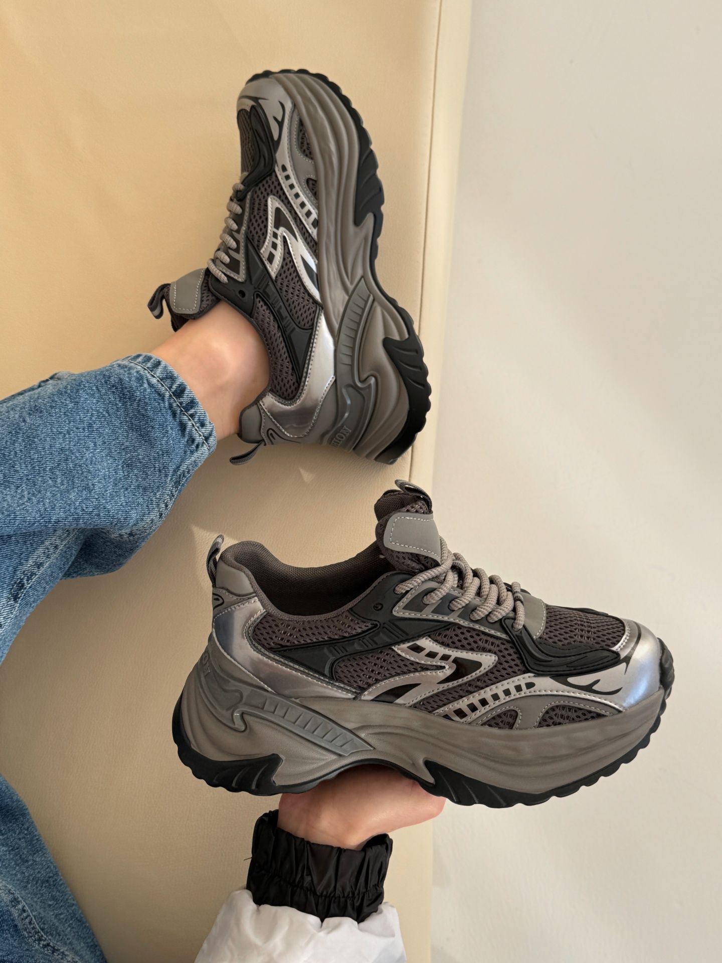 Кросівки сірі