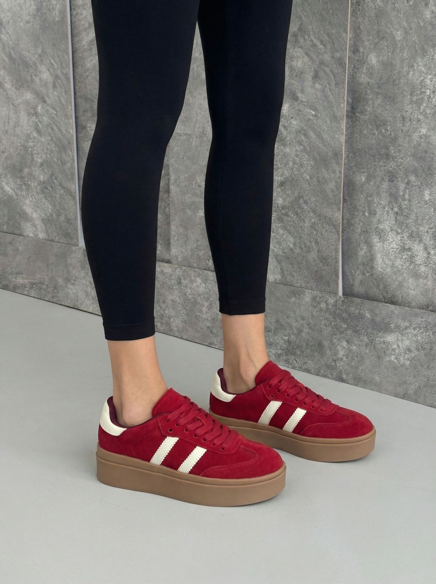 Кеди з двома смужками червоні