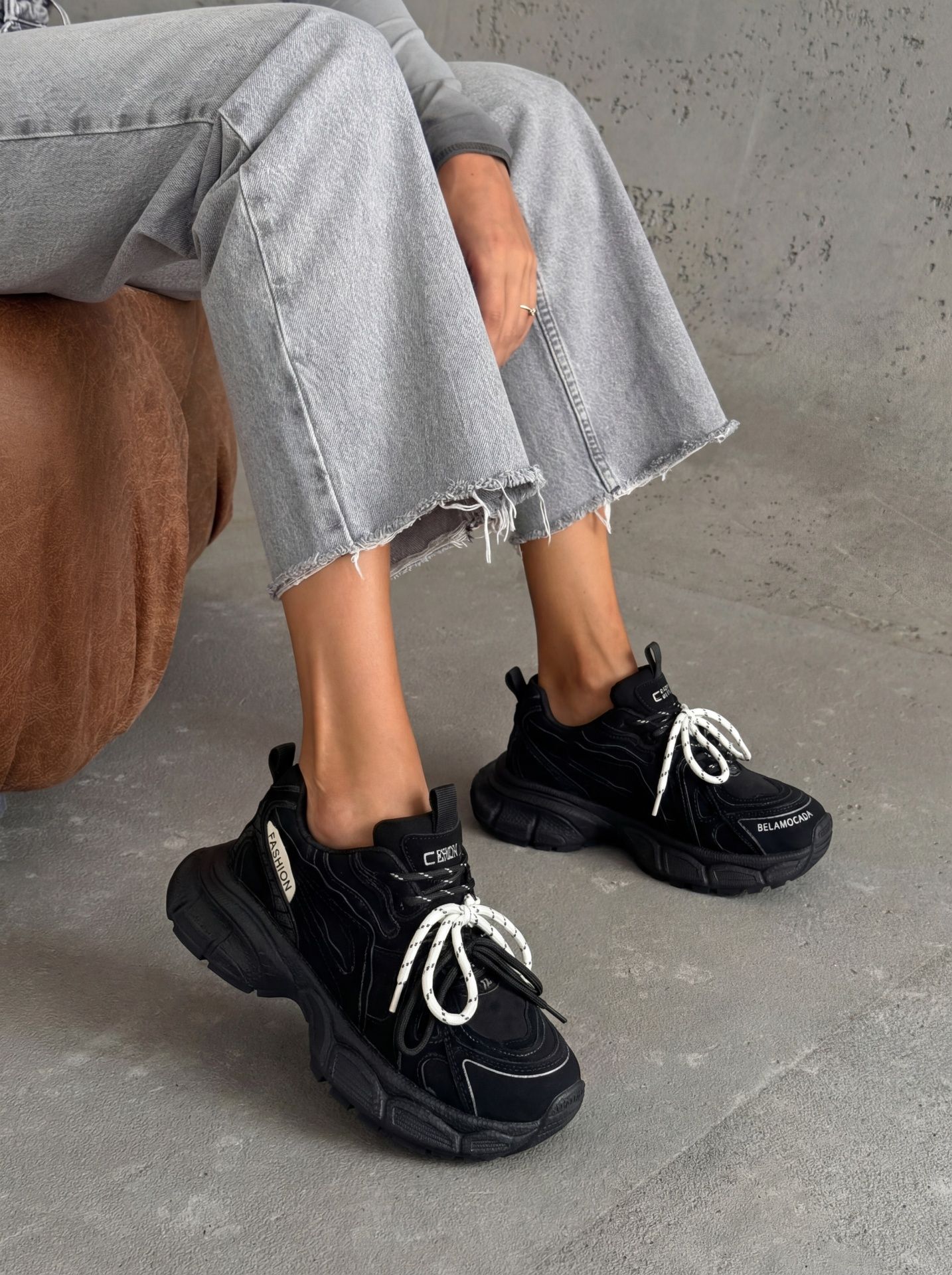 Кросівки зі шнурівками на платформі чорні