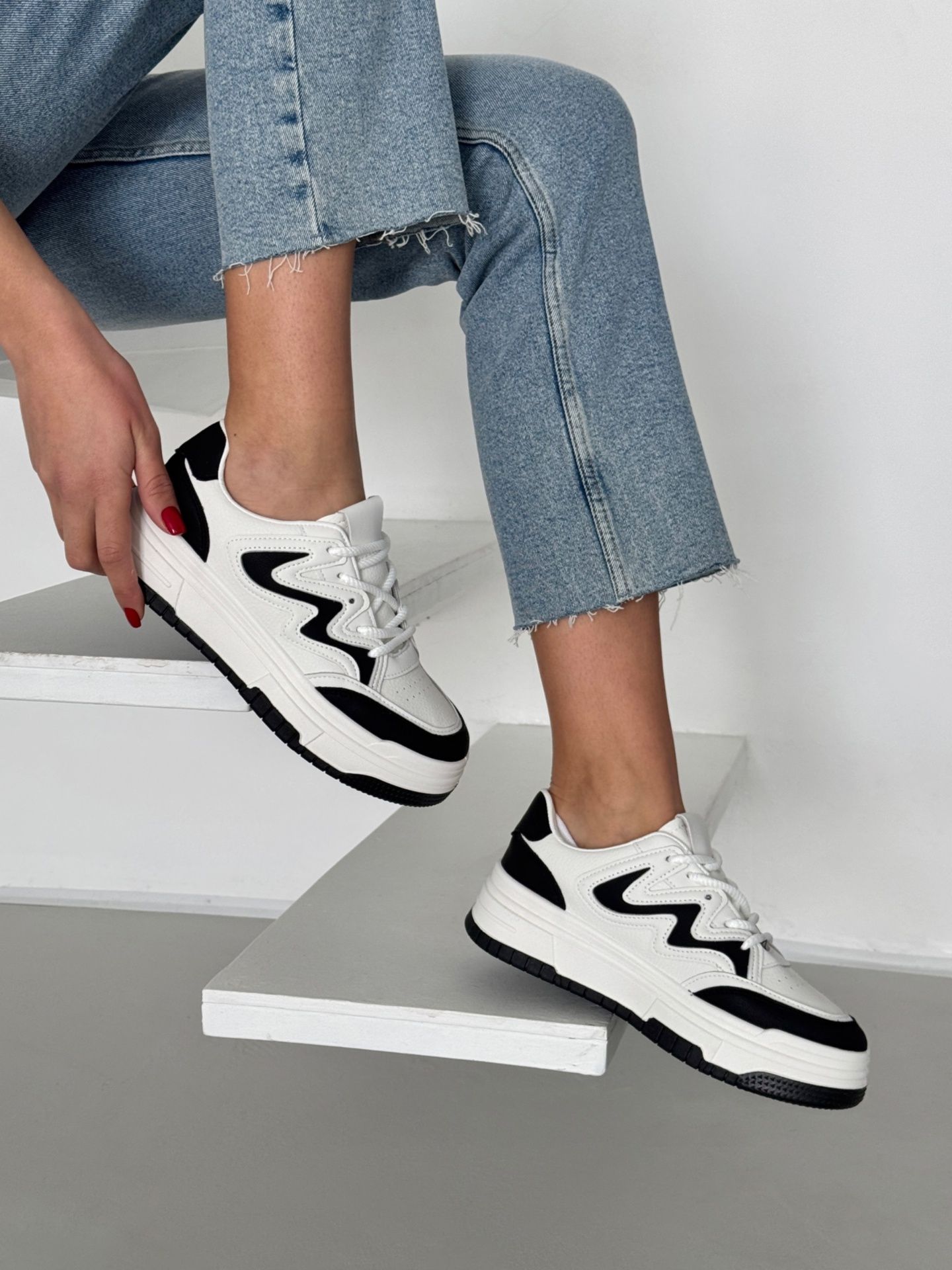 Кросівки білі з чорними елементами та носиком