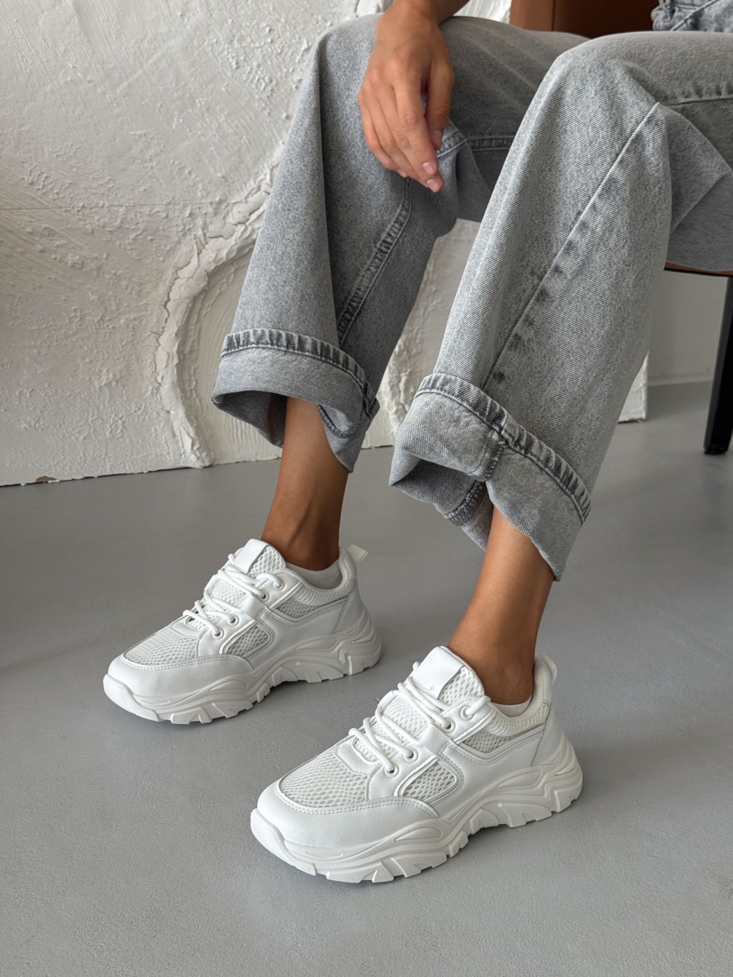 Кросівки на масивній підошві білі