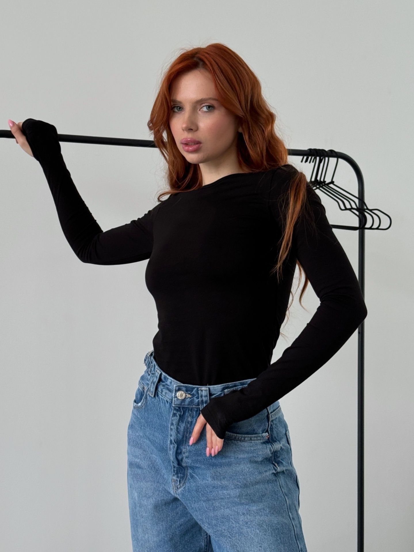 Лонгслів з вирізом на пальчику чорний