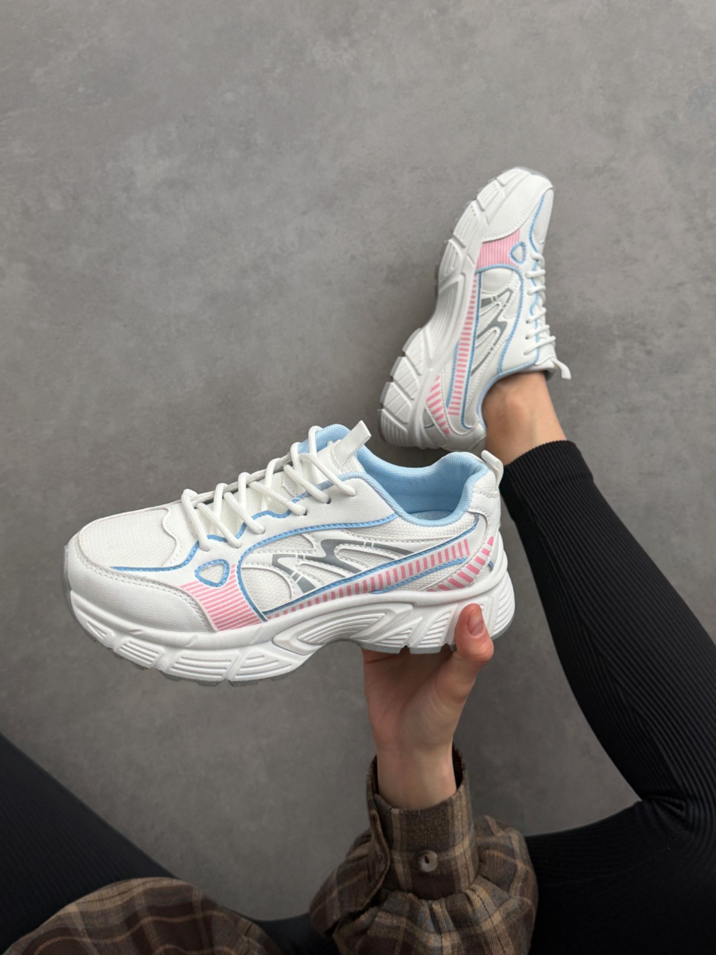 Кросівки з текстильними вставками біло-блакитні