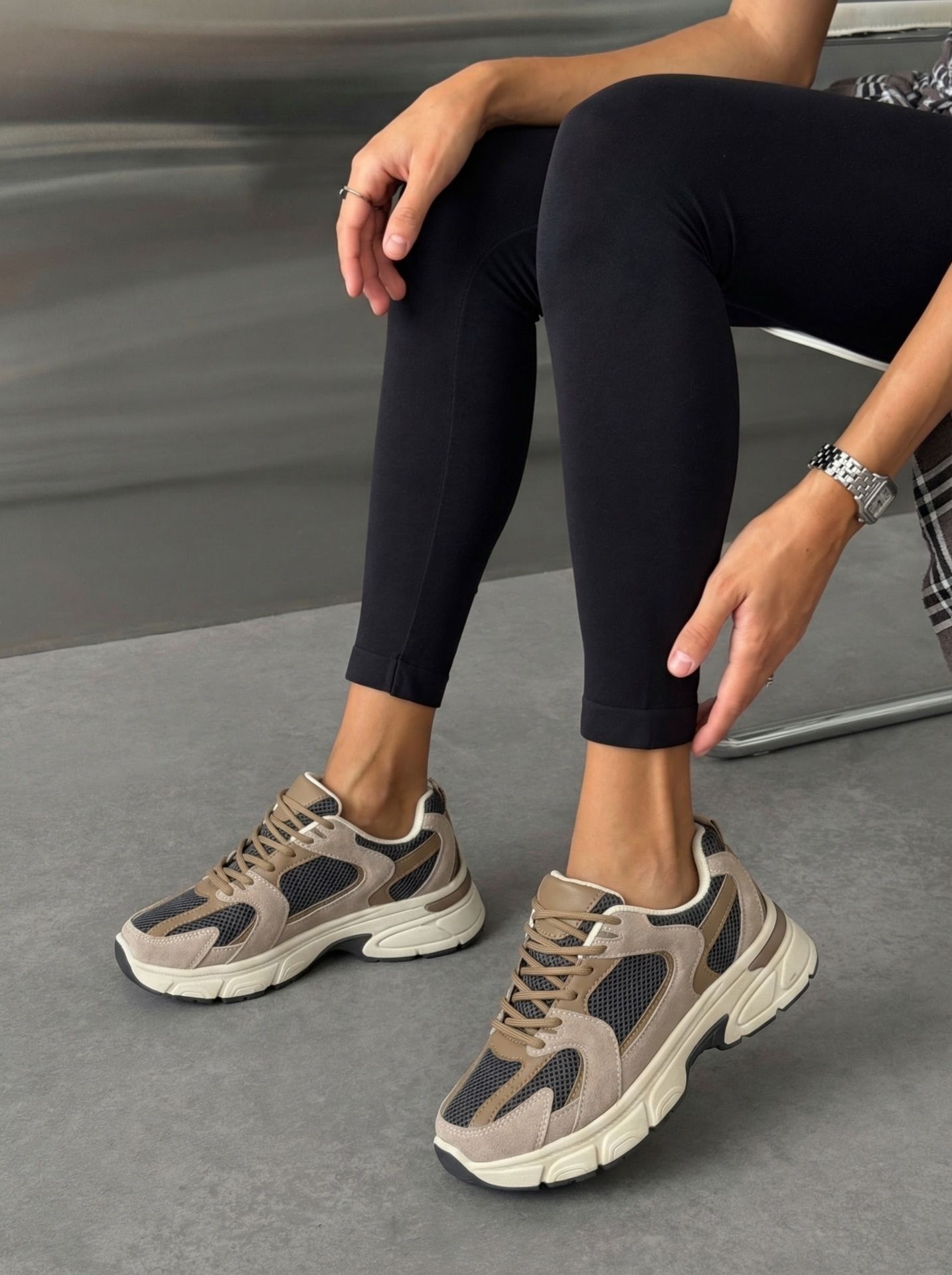 Кросівки темно-бежеві