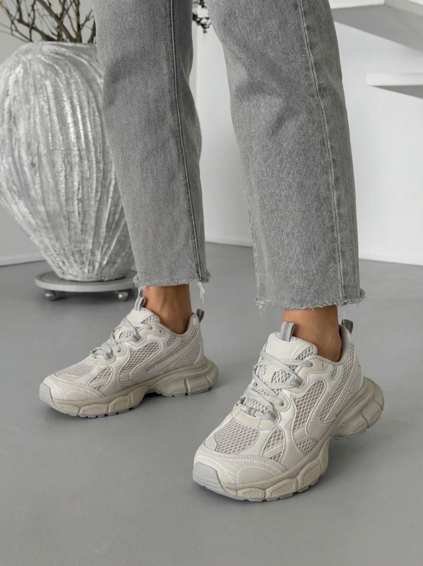 Кросівки на високій підошві сірі