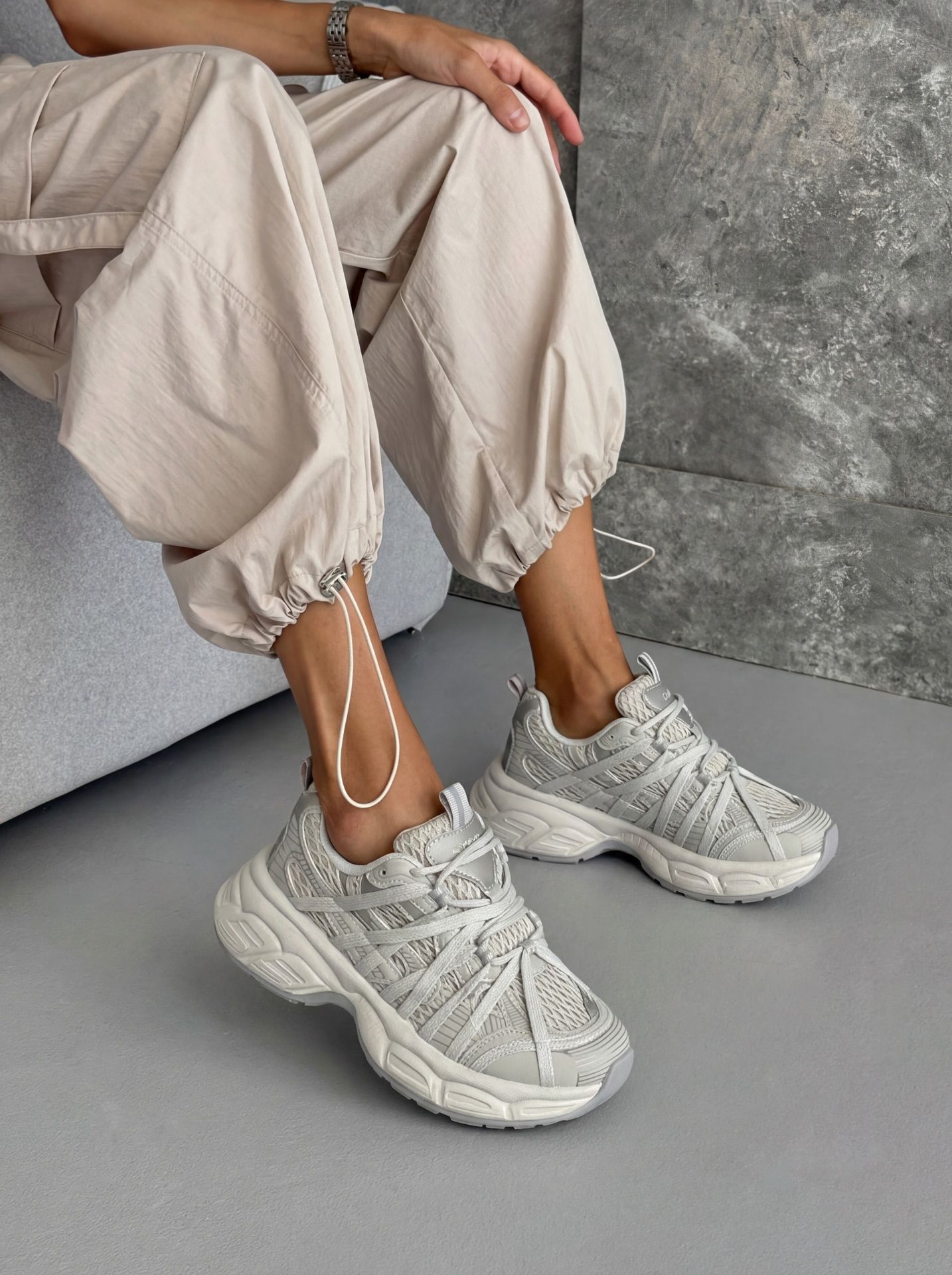 Кросівки з декоративними шнурівками сірі