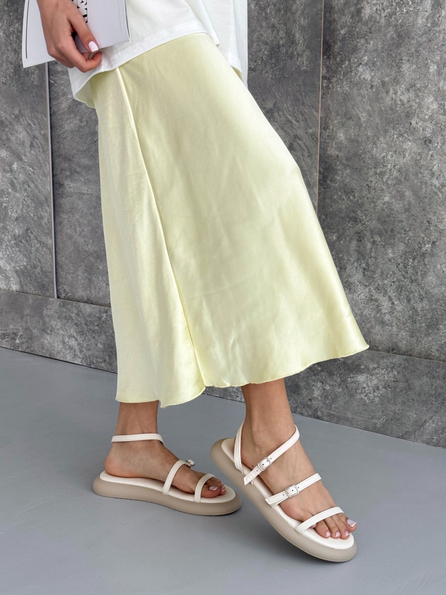 Босоніжки з тонкими ремінцями бежеві