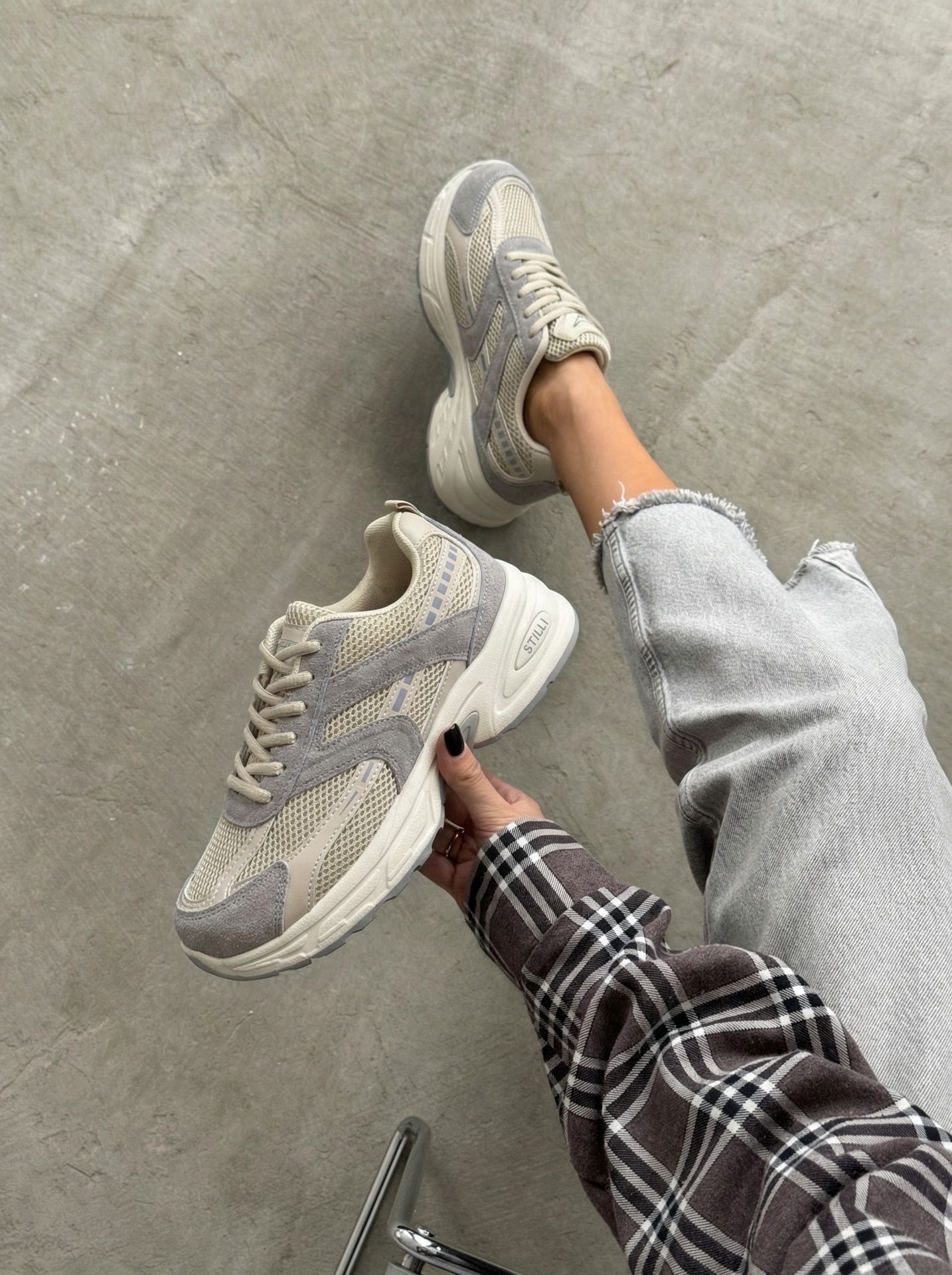 Кросівки з текстильними вставками бежево-сірі