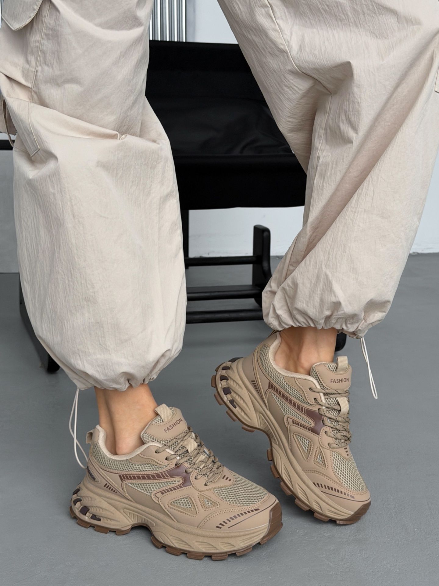 Кросівки масивні темно-бежеві