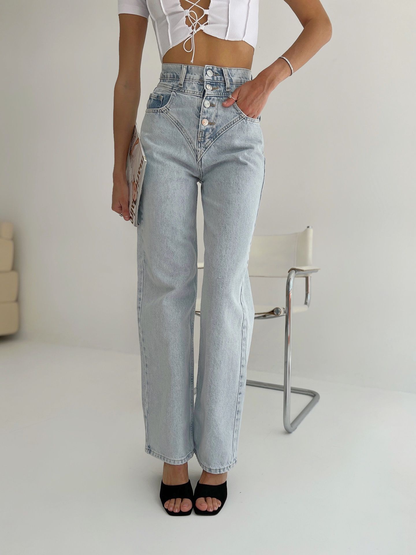 Джинси на ґудзиках з відстрочками блакитного кольору