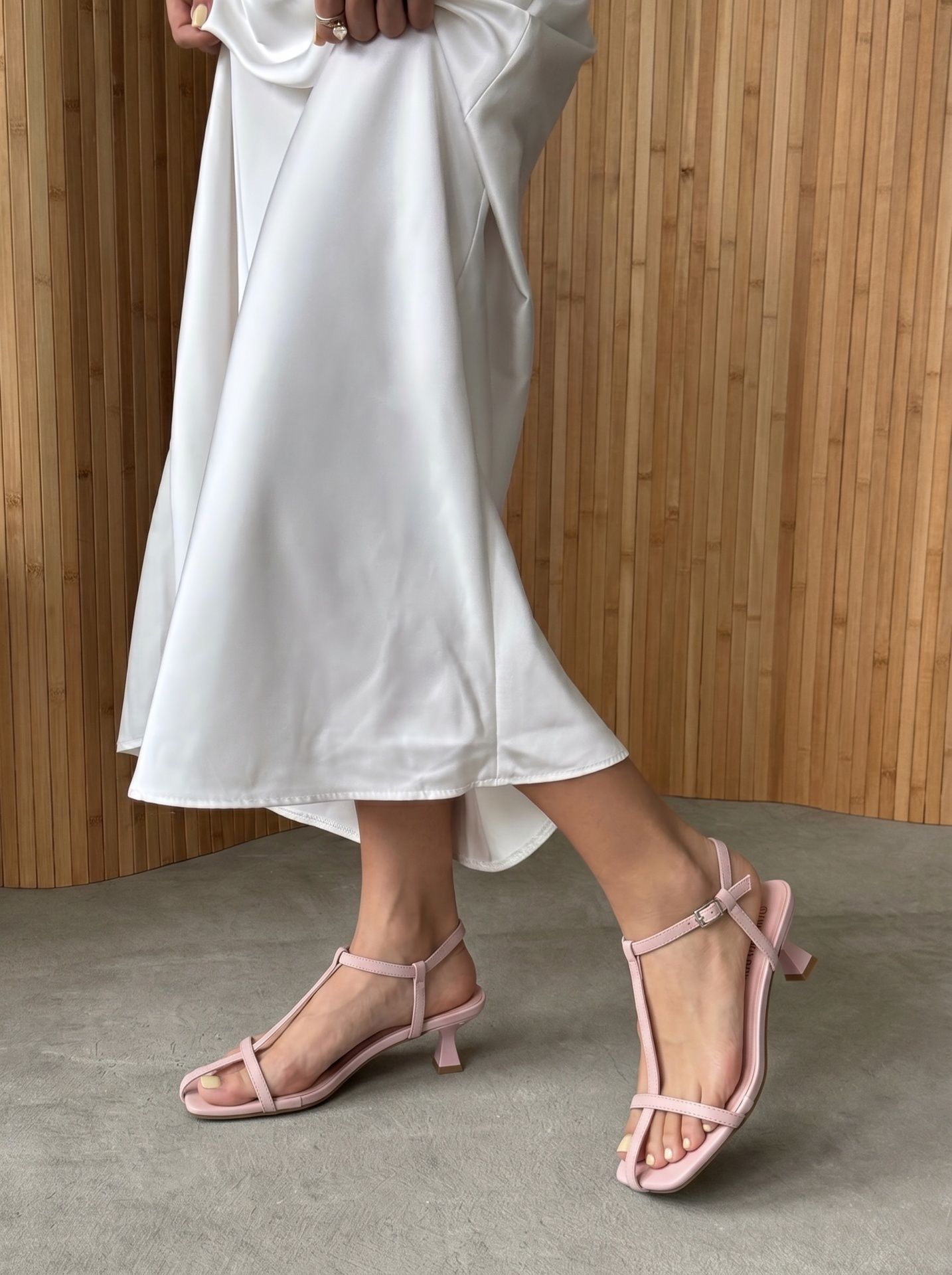 Босоніжки на низькому каблуку рожеві