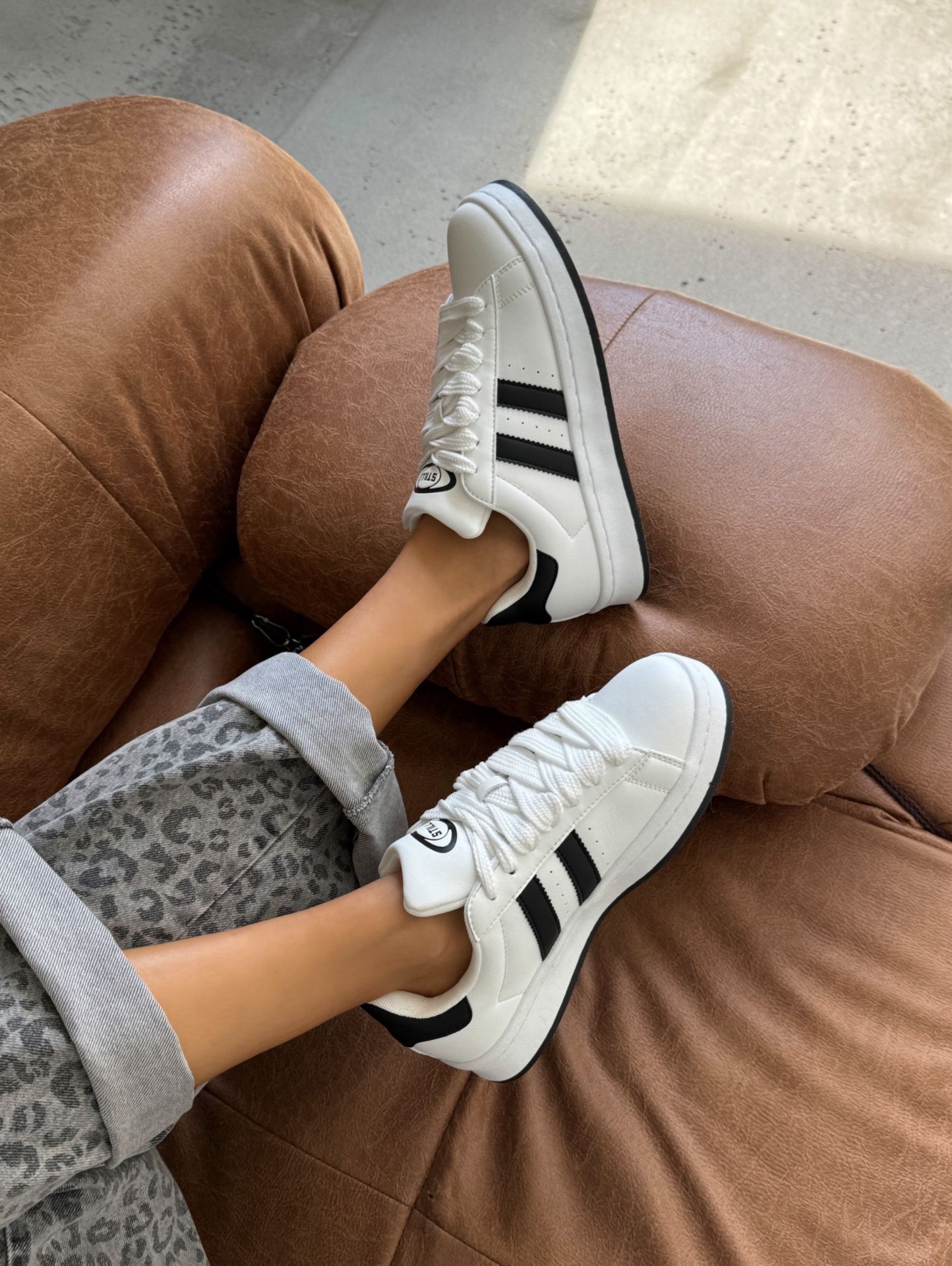 Кеди білі з чорними вставками