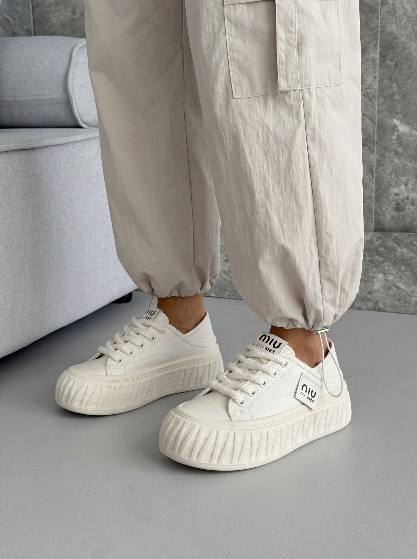 Кеди з акцентним задником бежеві