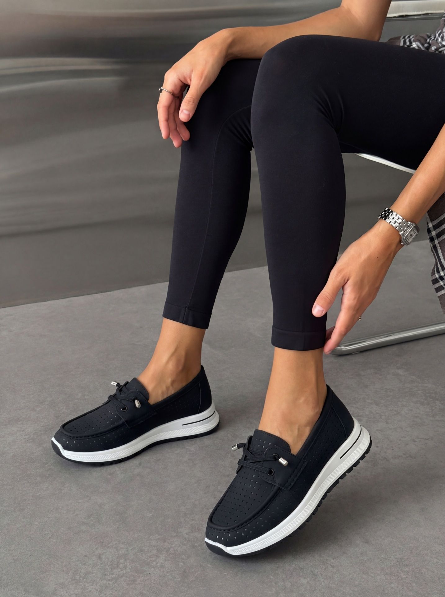 Кросівки перфоровані чорні