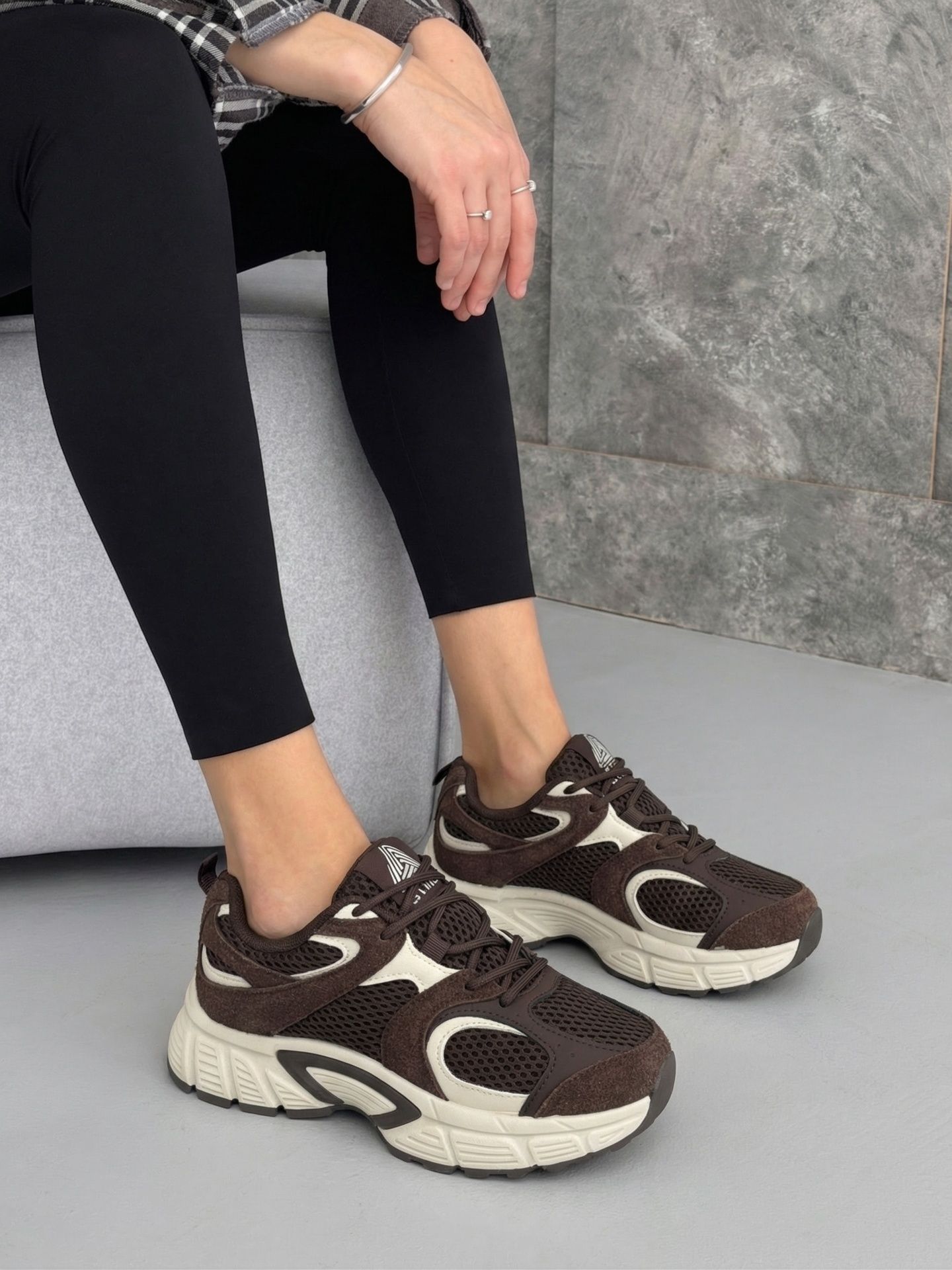 Кросівки на шнурівках з бежевими вставками темно-брунатні