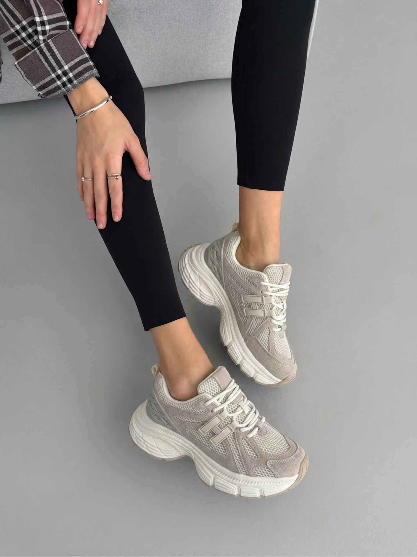 Кросівки стильні бежеві