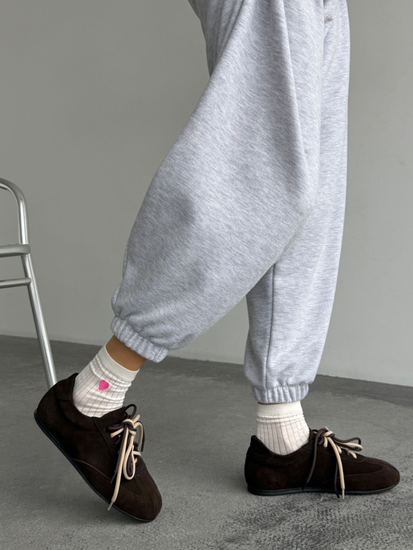 Кеди з акцентними шнурівками темно-брунатні