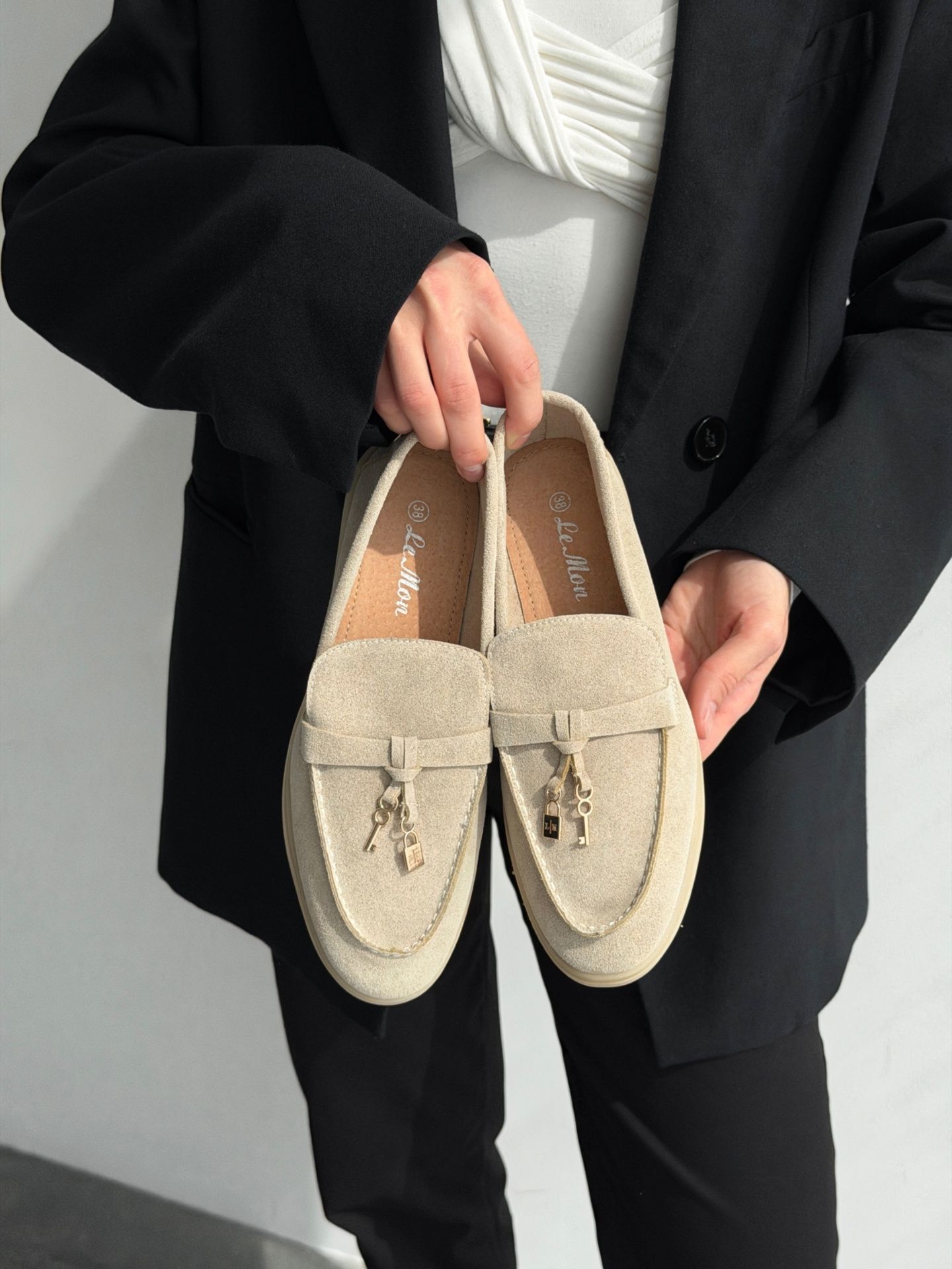 Лофери з металевими підвісками бежеві