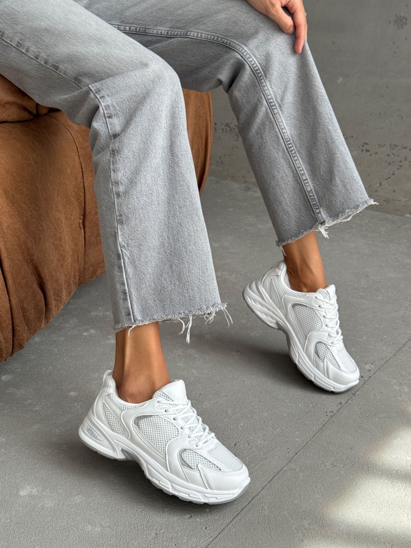 Кросівки з текстильними вставками білі