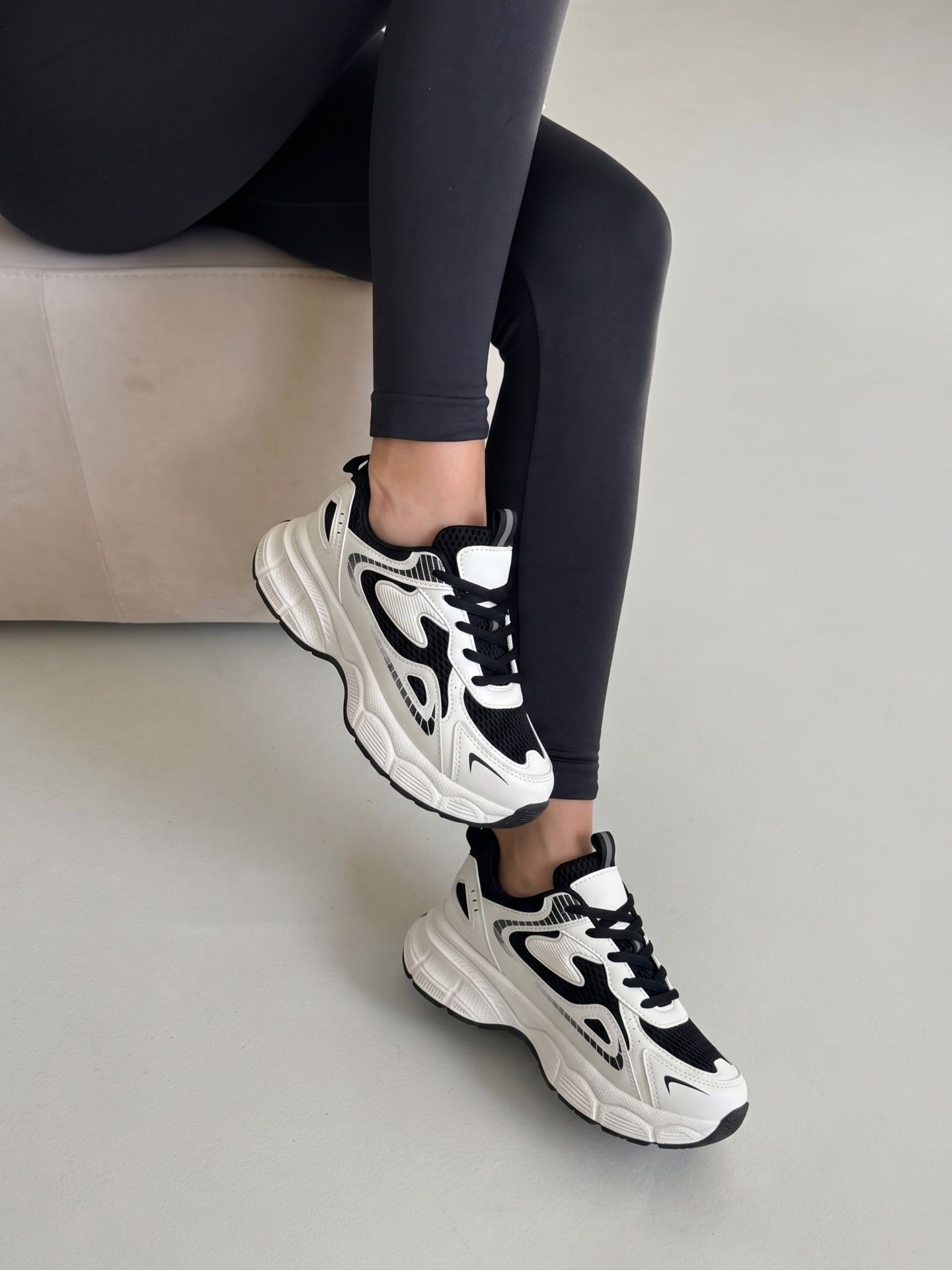 Кросівки зі шнурівками чорно-білі