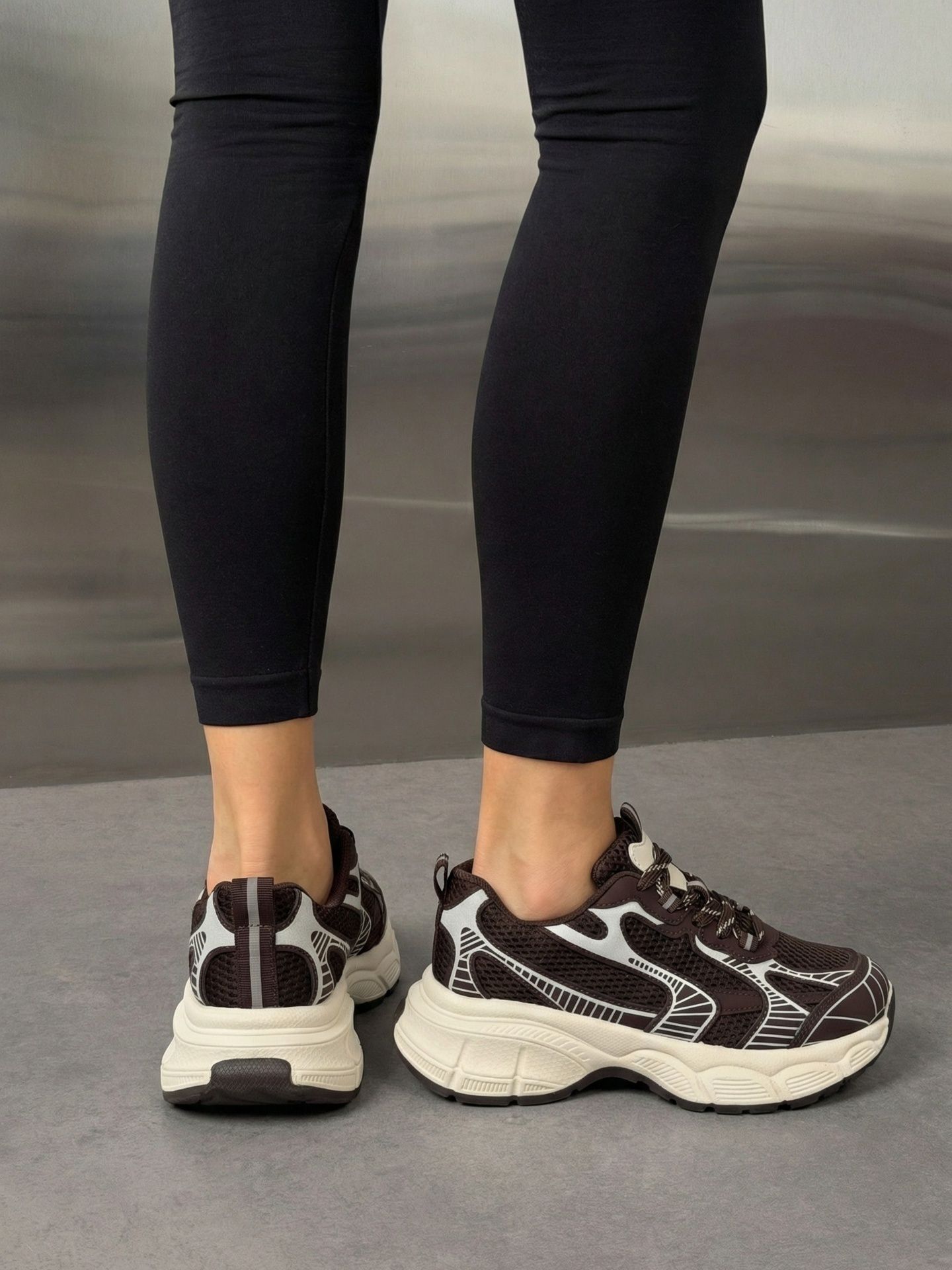 Кросівки на високій підошві темно-брунатні