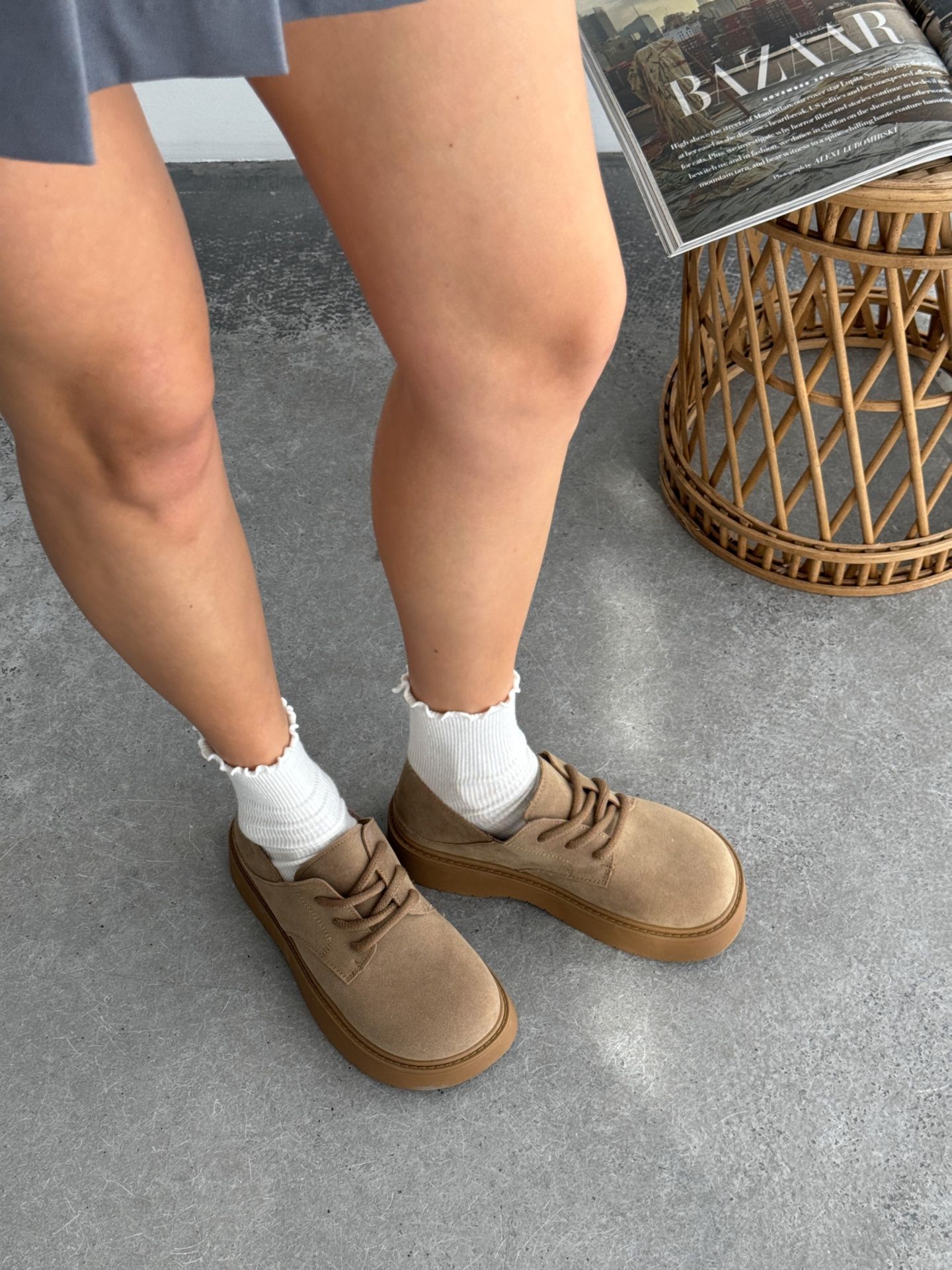 Лофери зі шнурівками блідо-брунатні