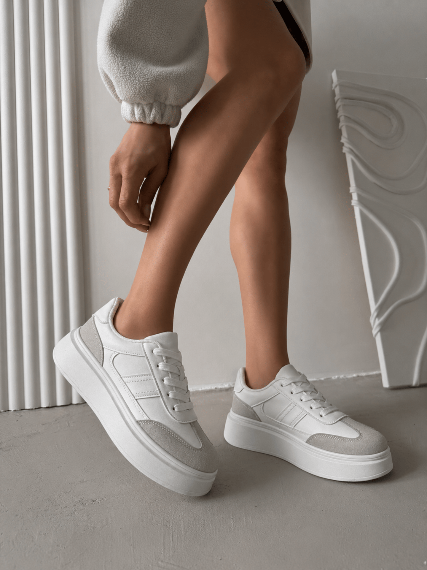 Кеди лаконічні з платформою біло-сірі