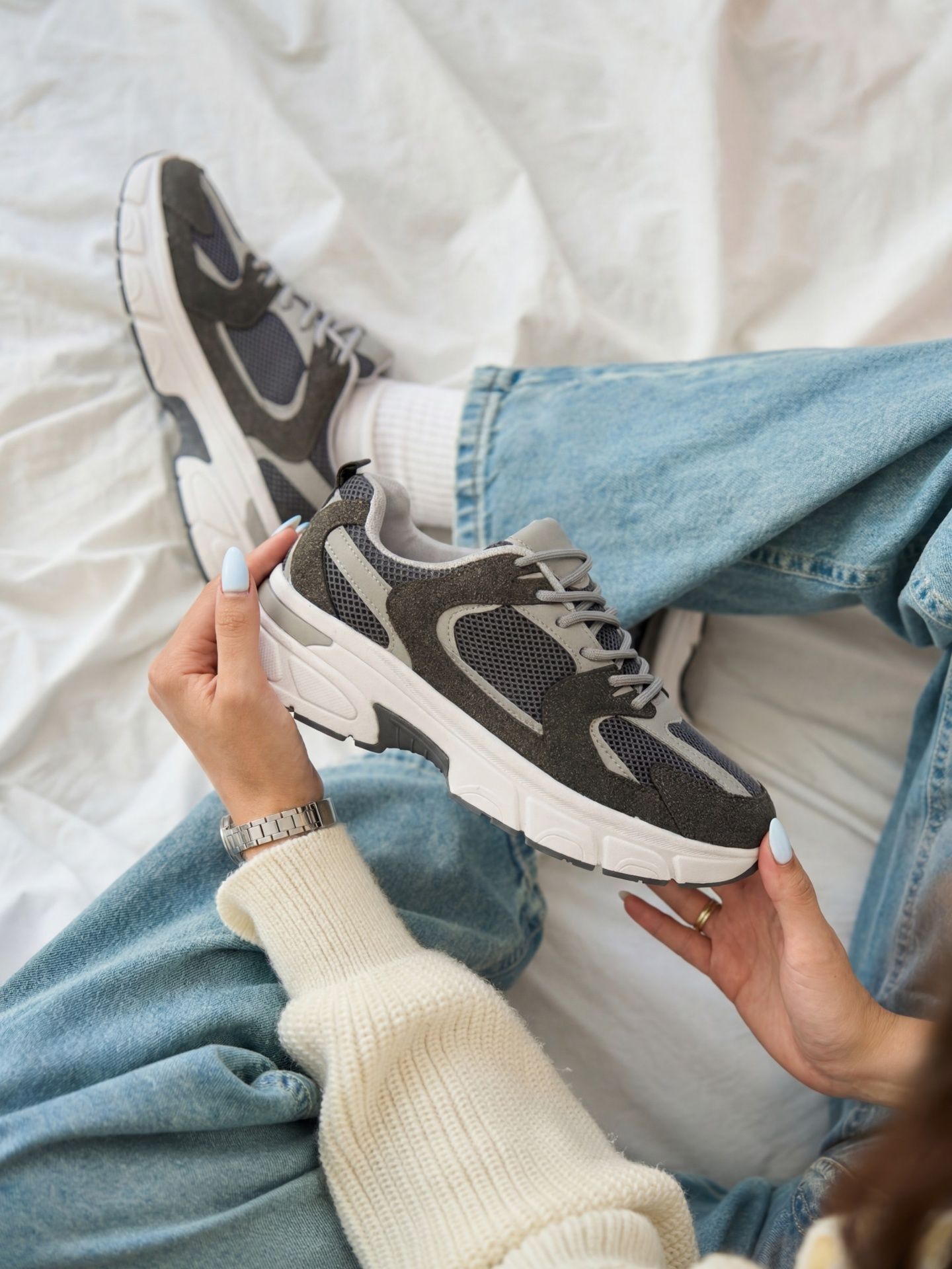 Кросівки сірі