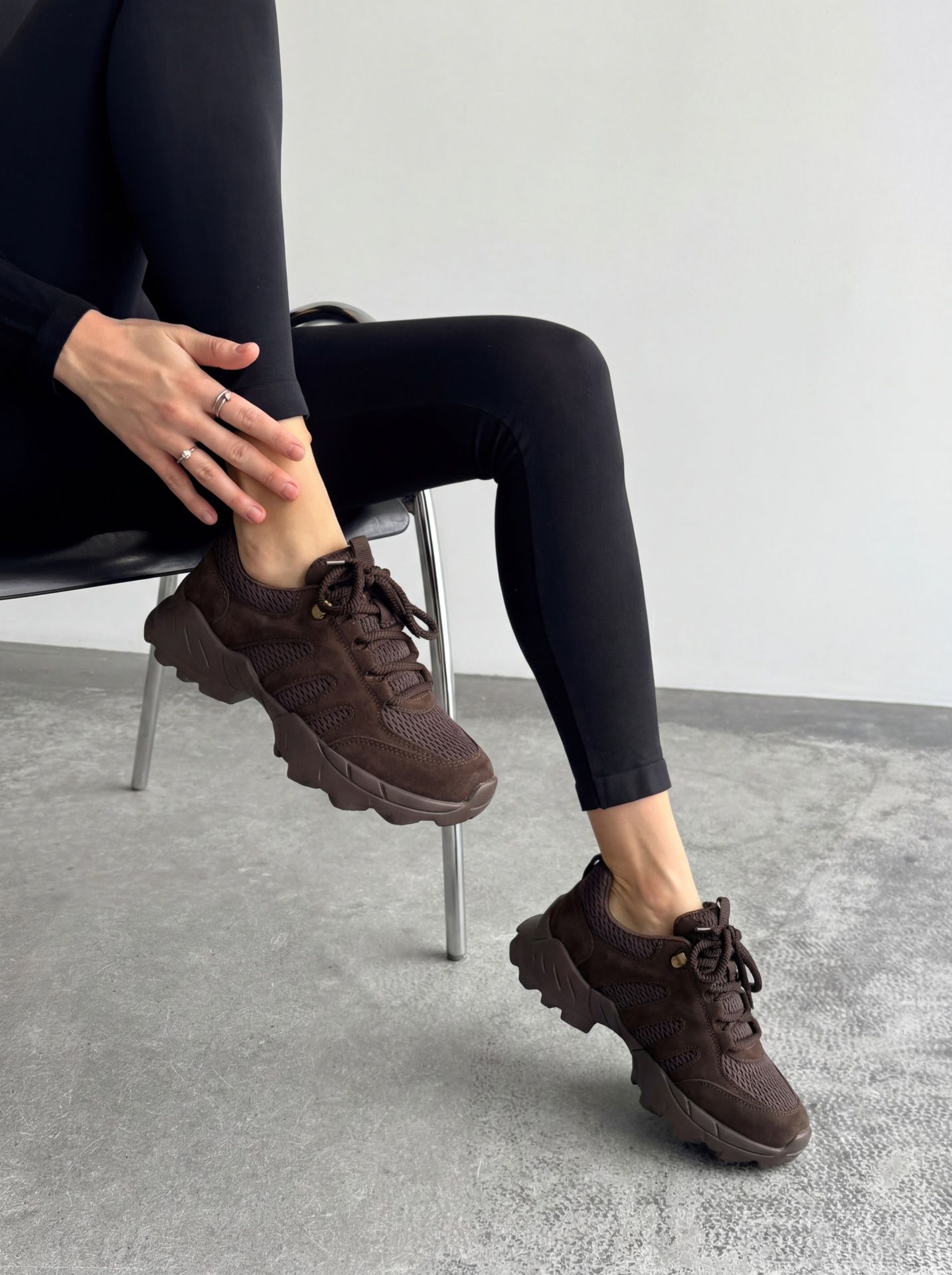 Кросівки з акцентною платформою темно-брунатні