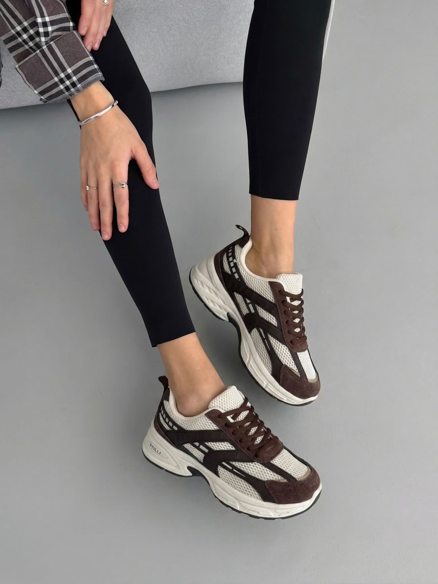 Кросівки із сітчастими вставками темно-брунатні