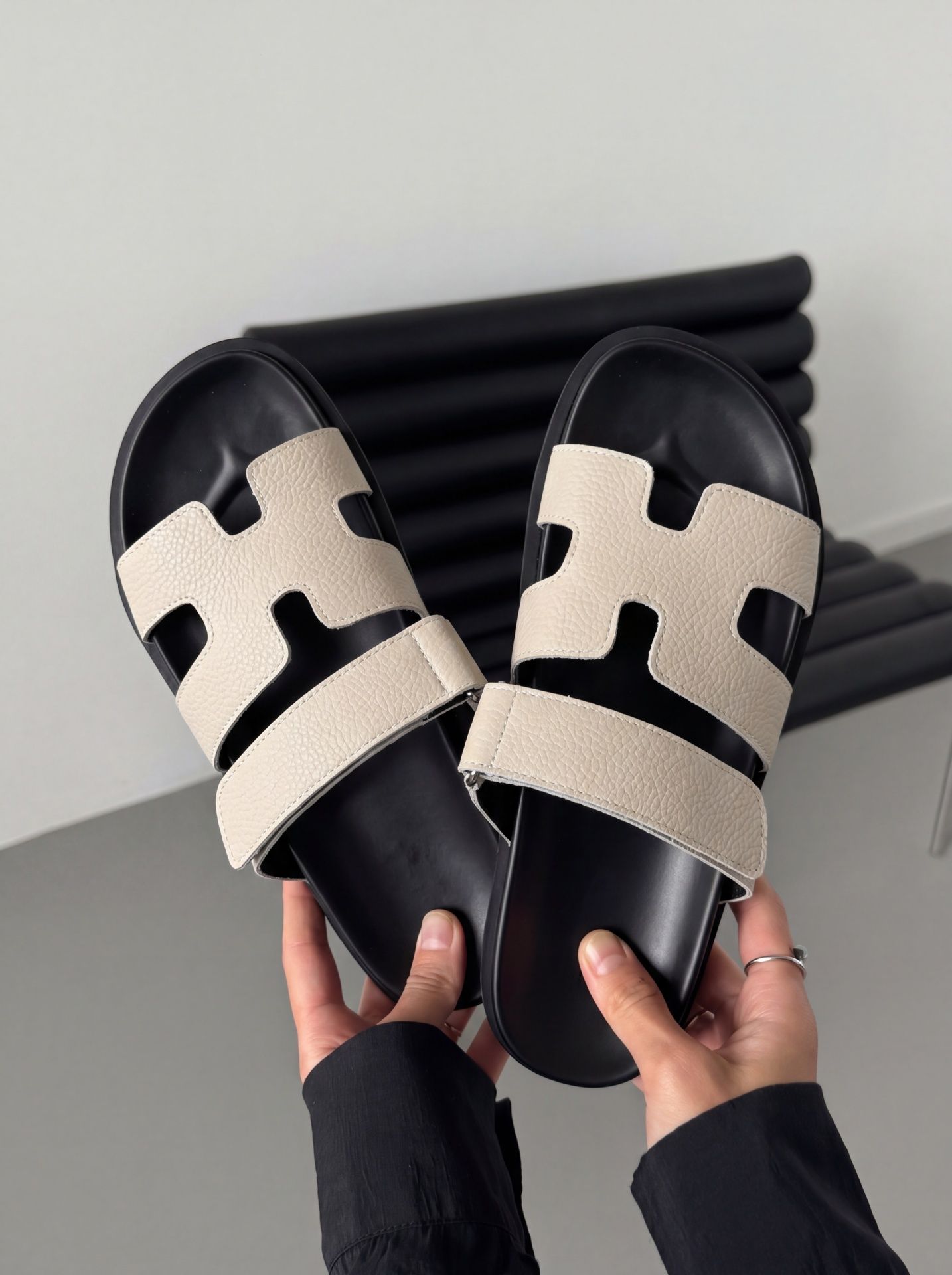 Шльопанці з липучкою бежеві