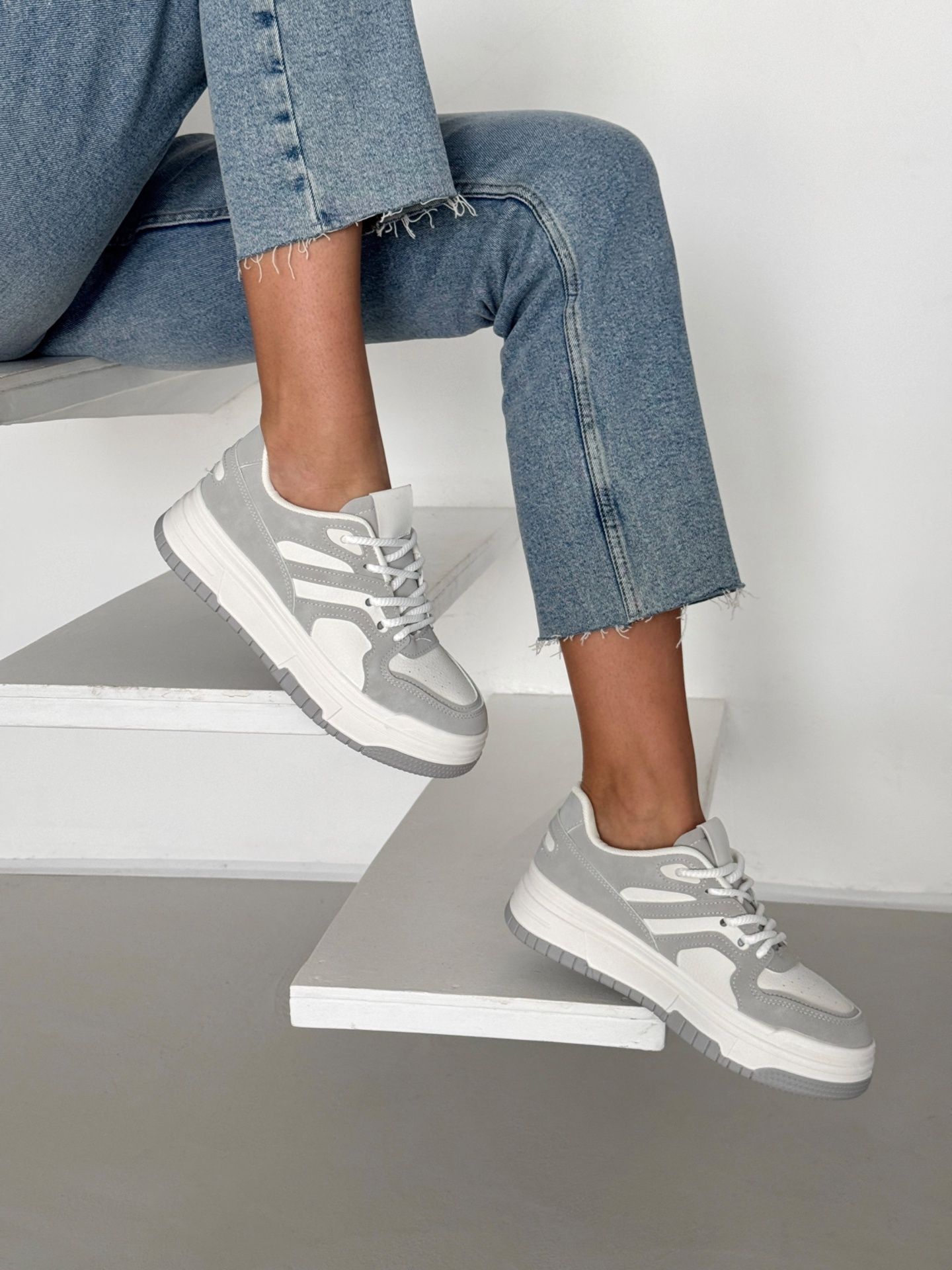 Кросівки білі з сірими елементами