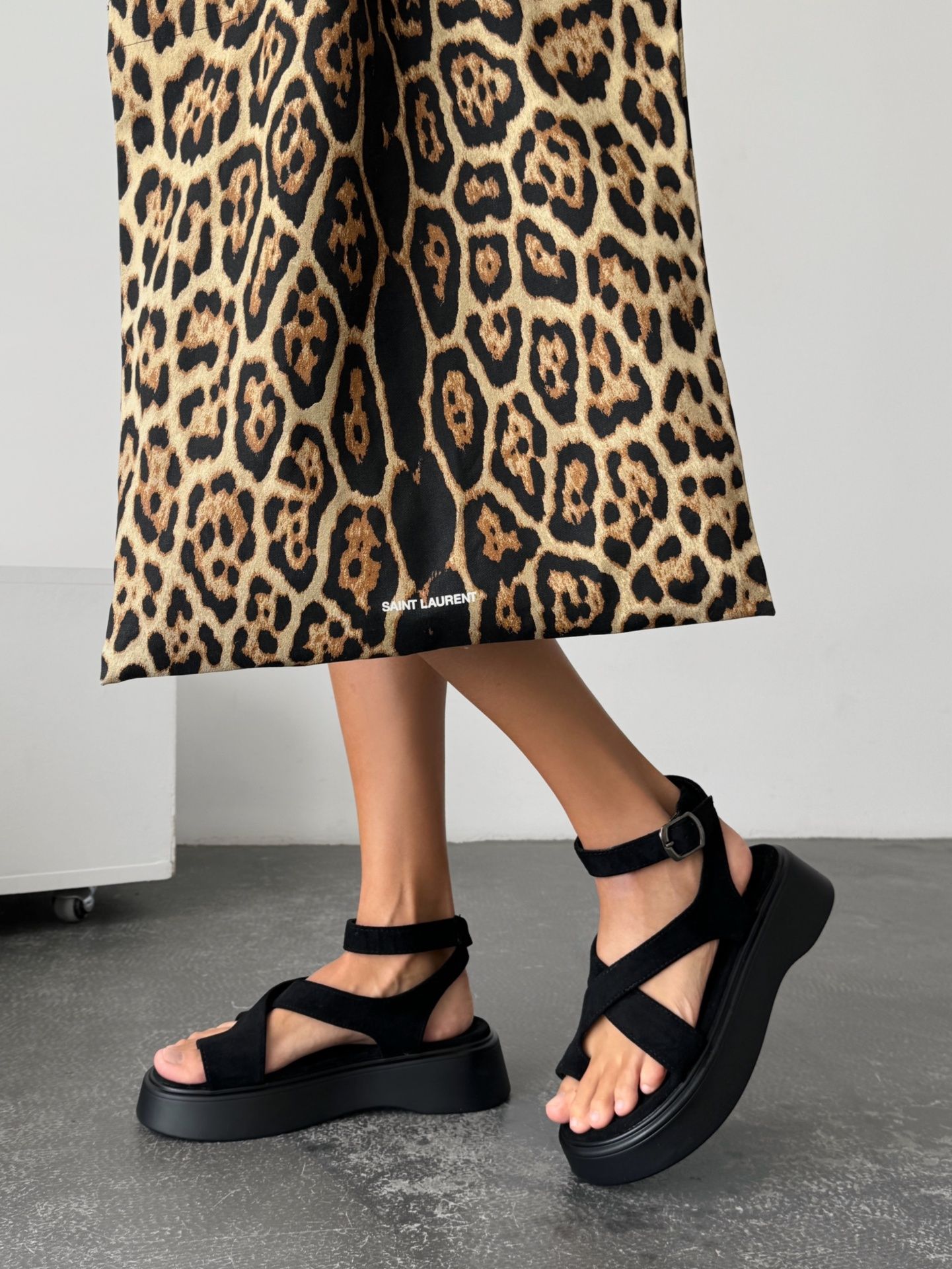 Босоніжки чорні через палець