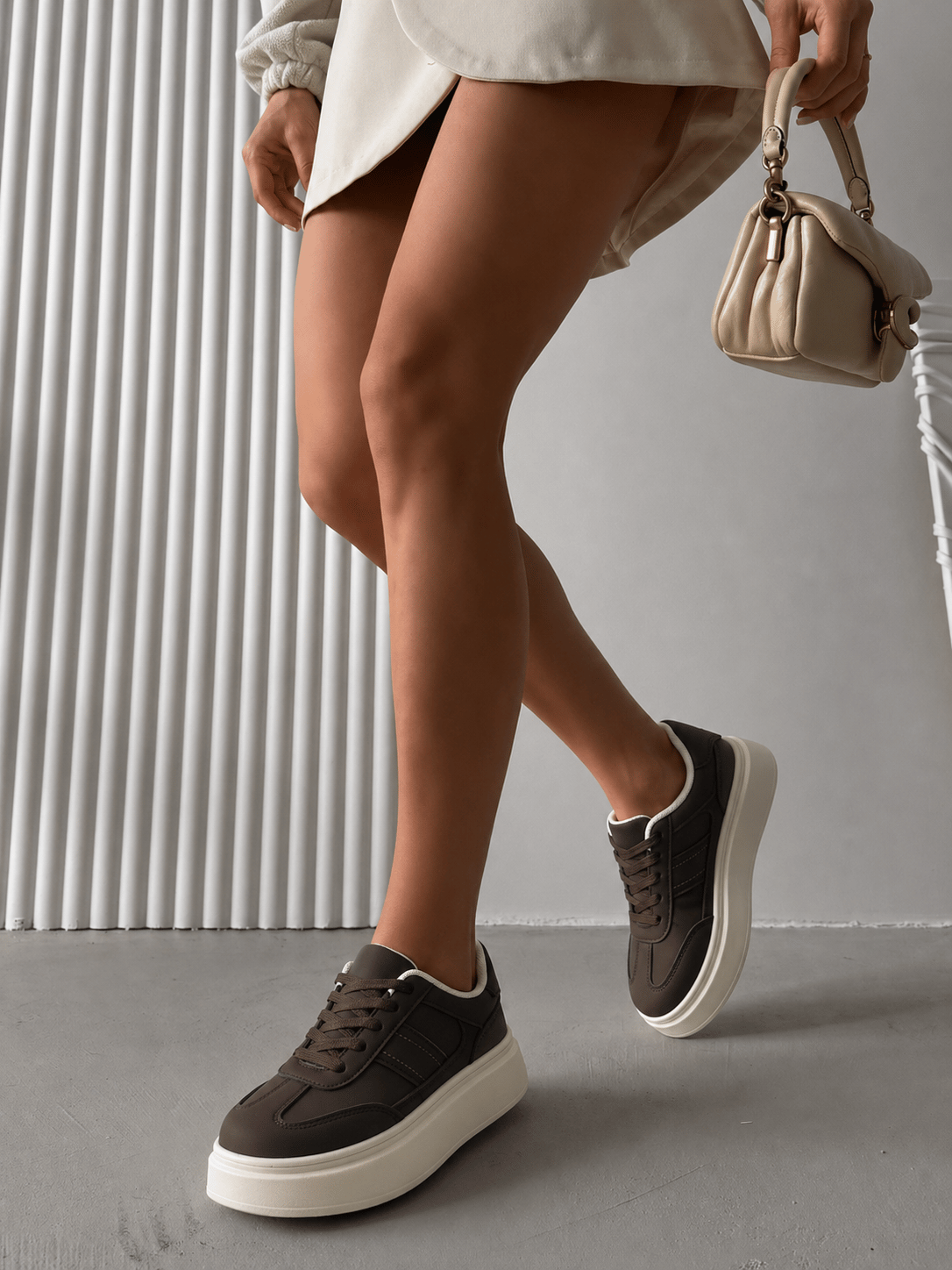 Кеди лаконічні з бежевою платформою темно-брунатні
