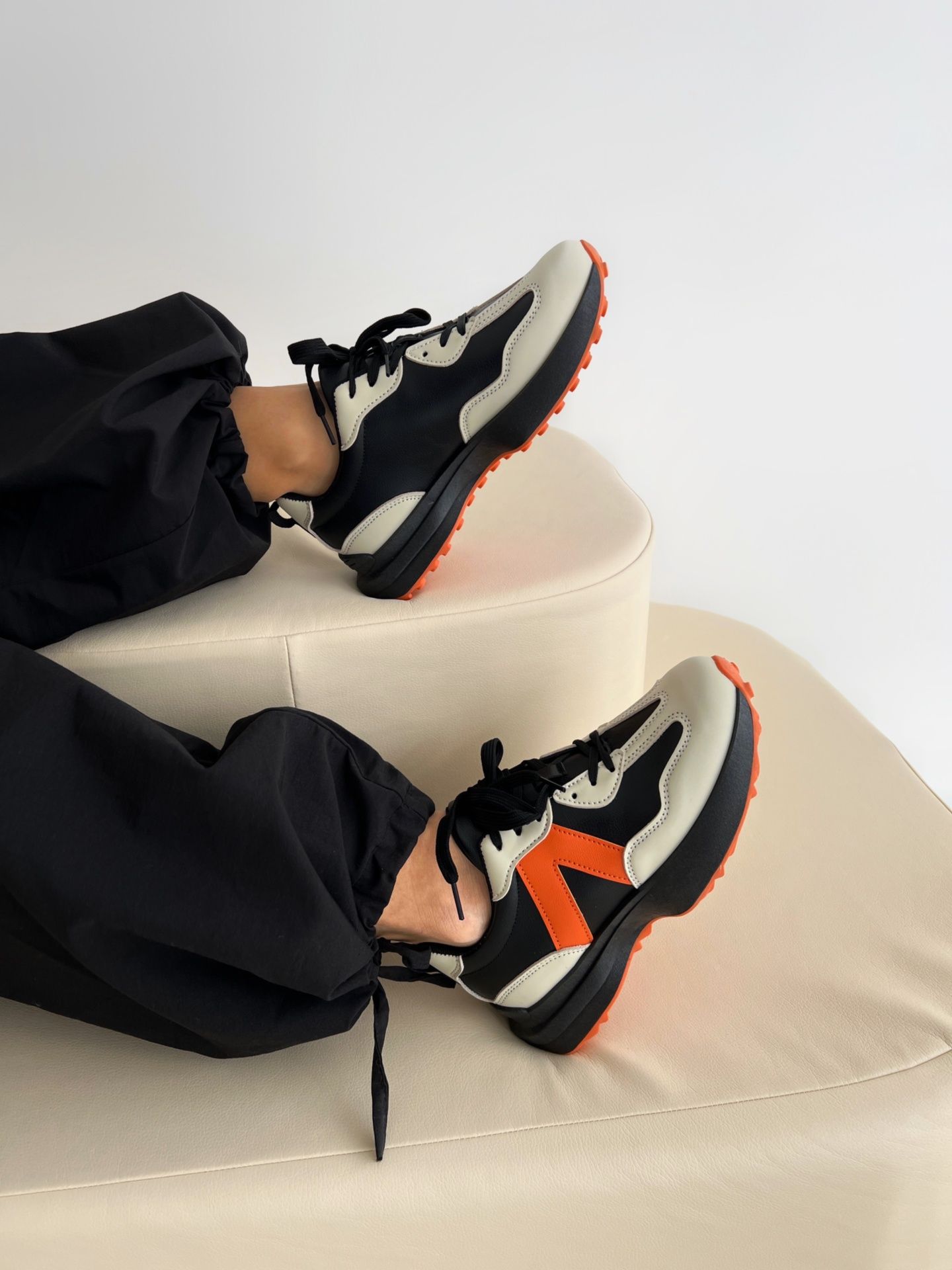 Кросівки в стилі бренду бежево-чорні 