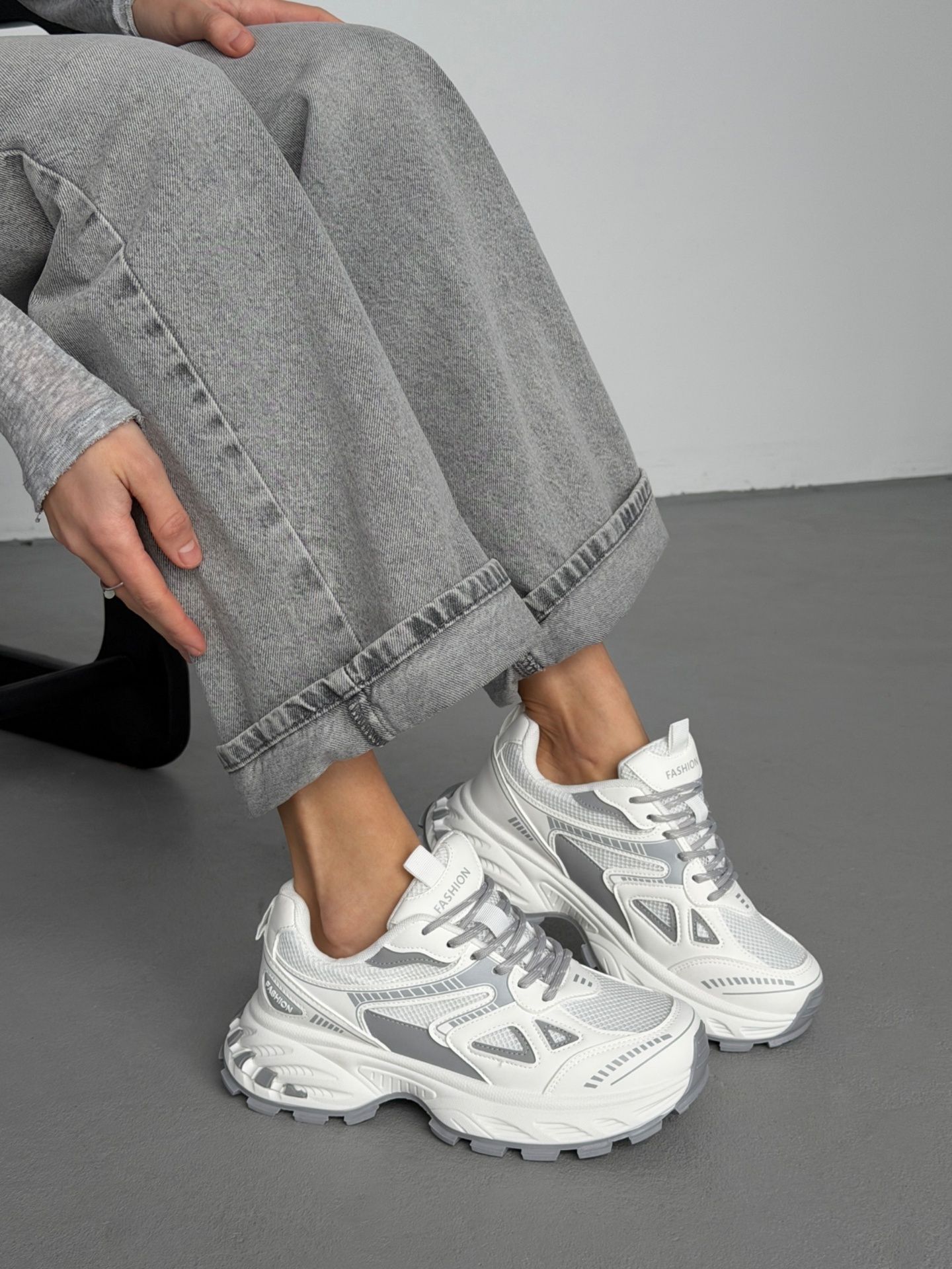 Кросівки масивні біло-сірі