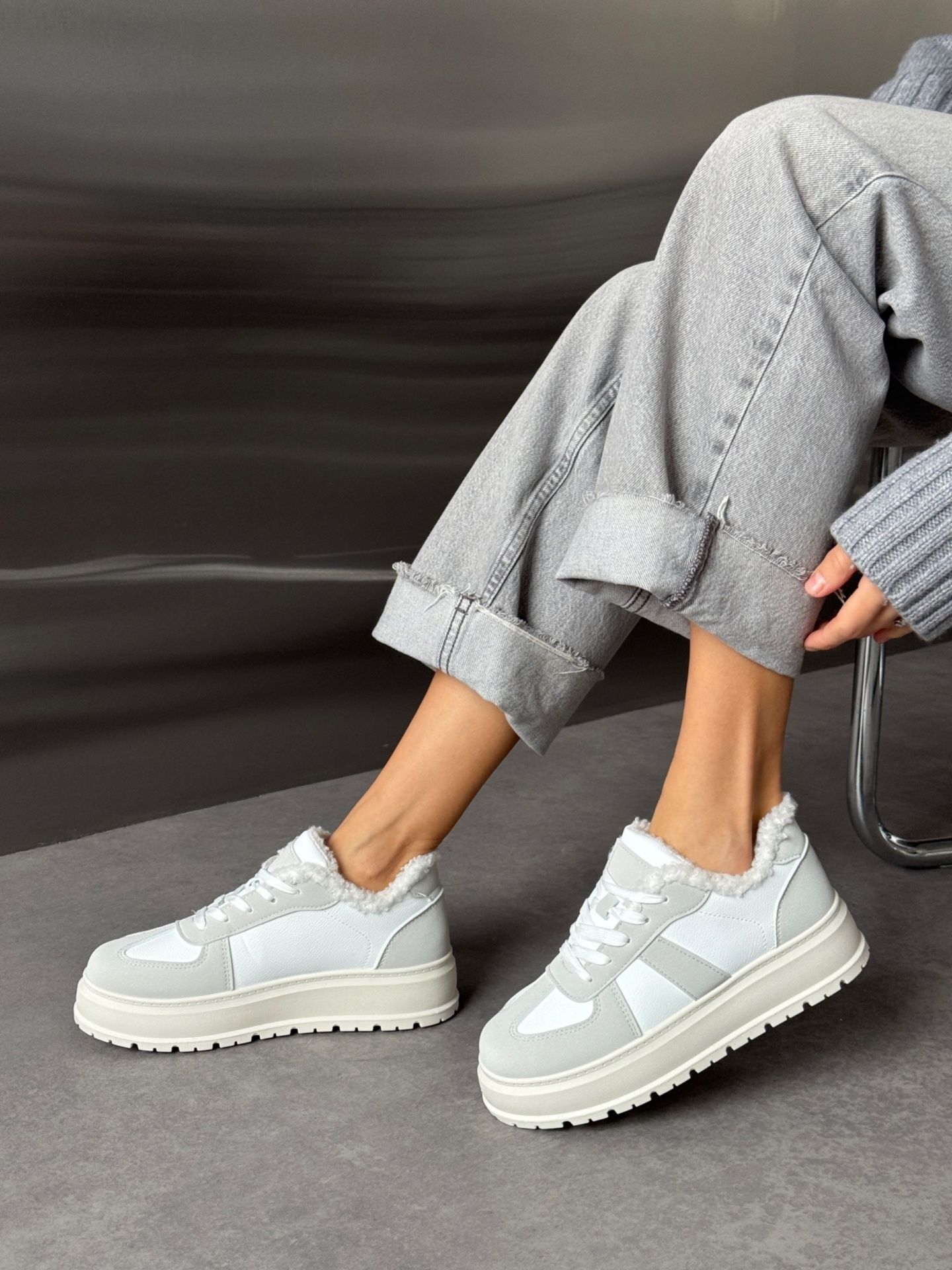 Кеди з шнурівкою та хутром білі