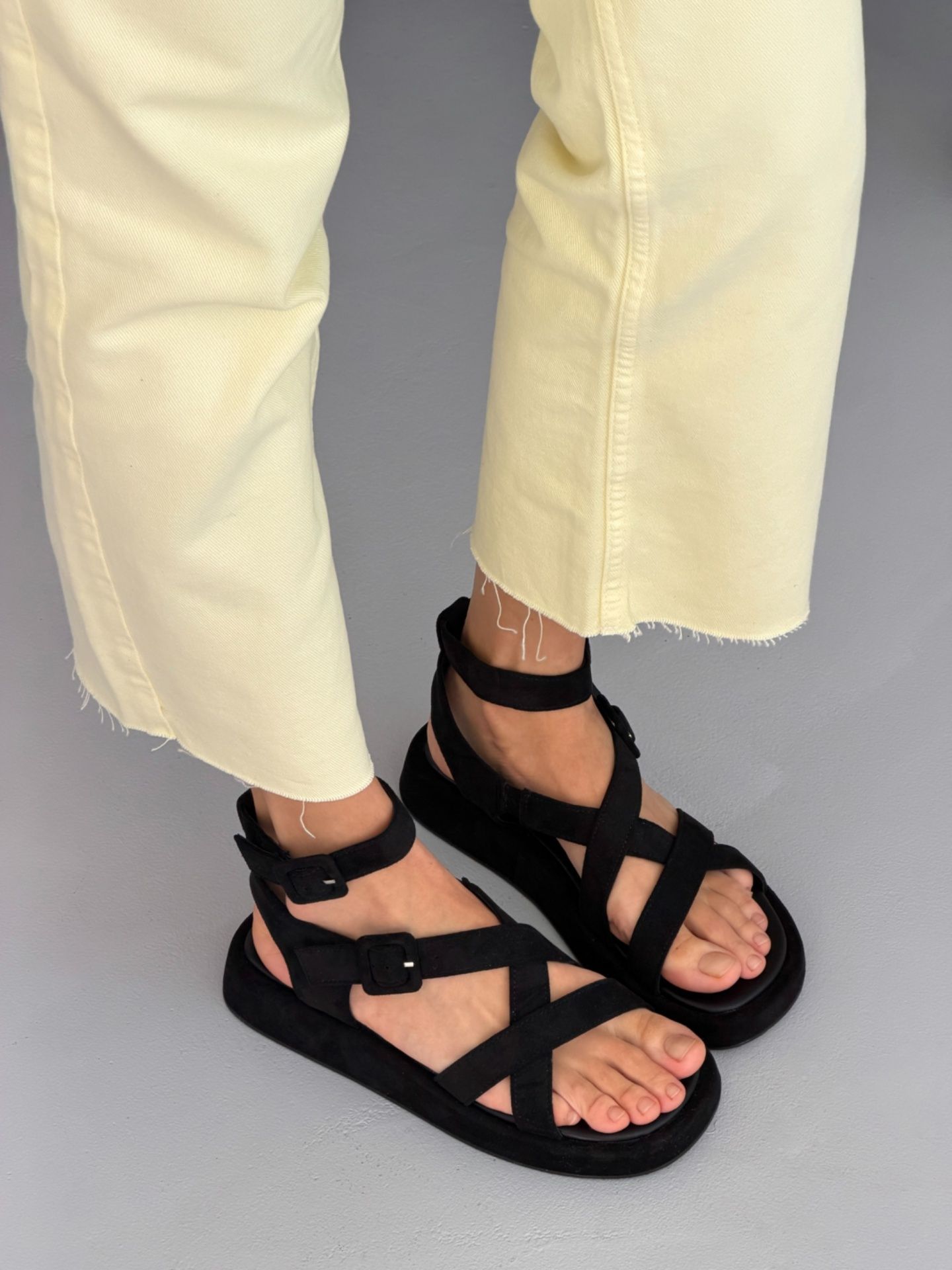 Босоніжки з перехресними ремінцями чорні