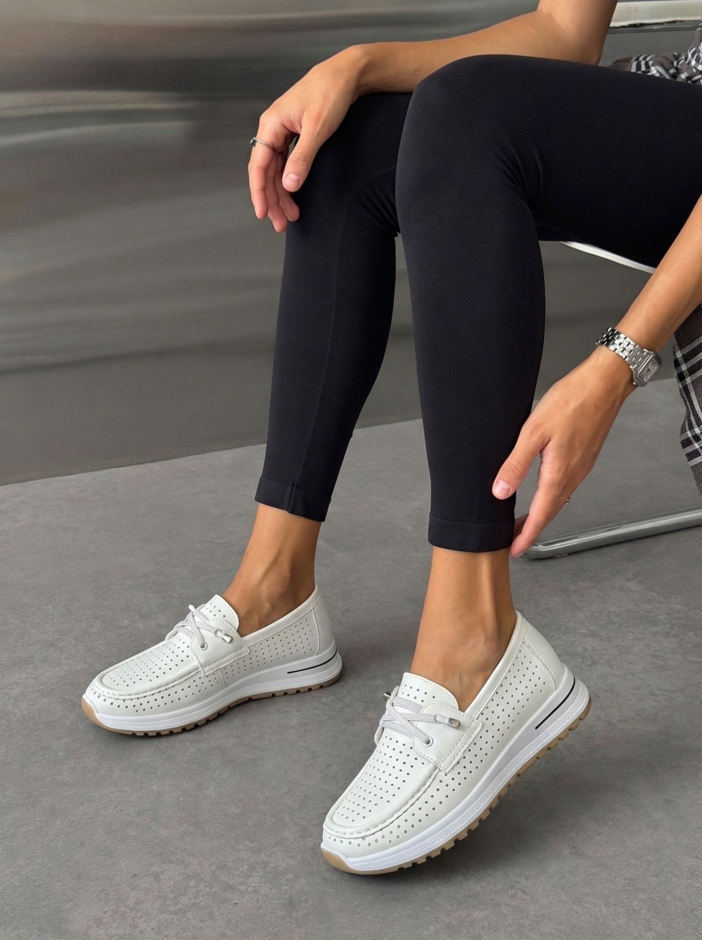 Кросівки перфоровані білі