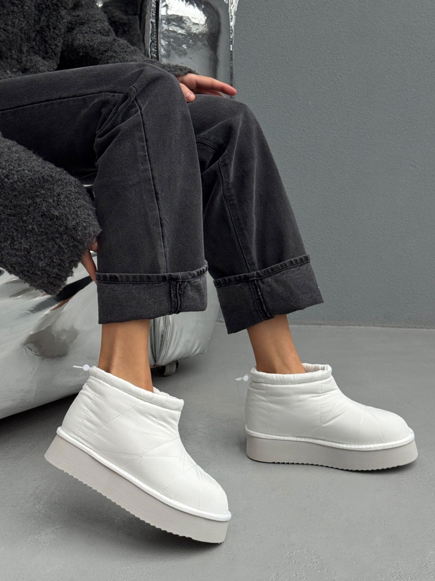 Сноубутси з геометричними швами білі