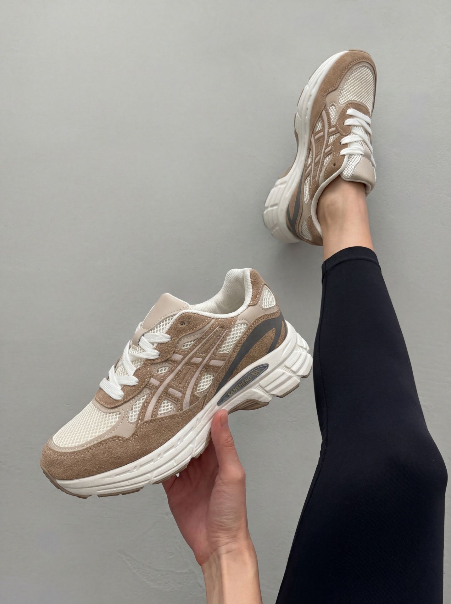 Кросівки з сітчастими вставками бежеві