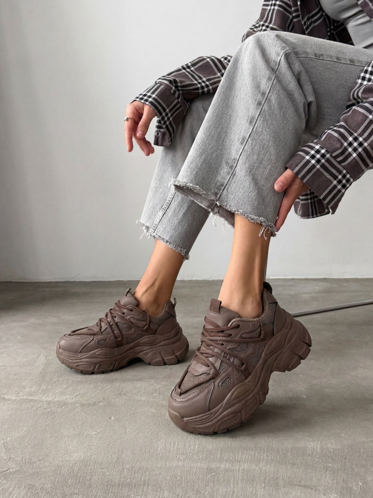 Кросівки з акцентними шнурівками темно-брунатні