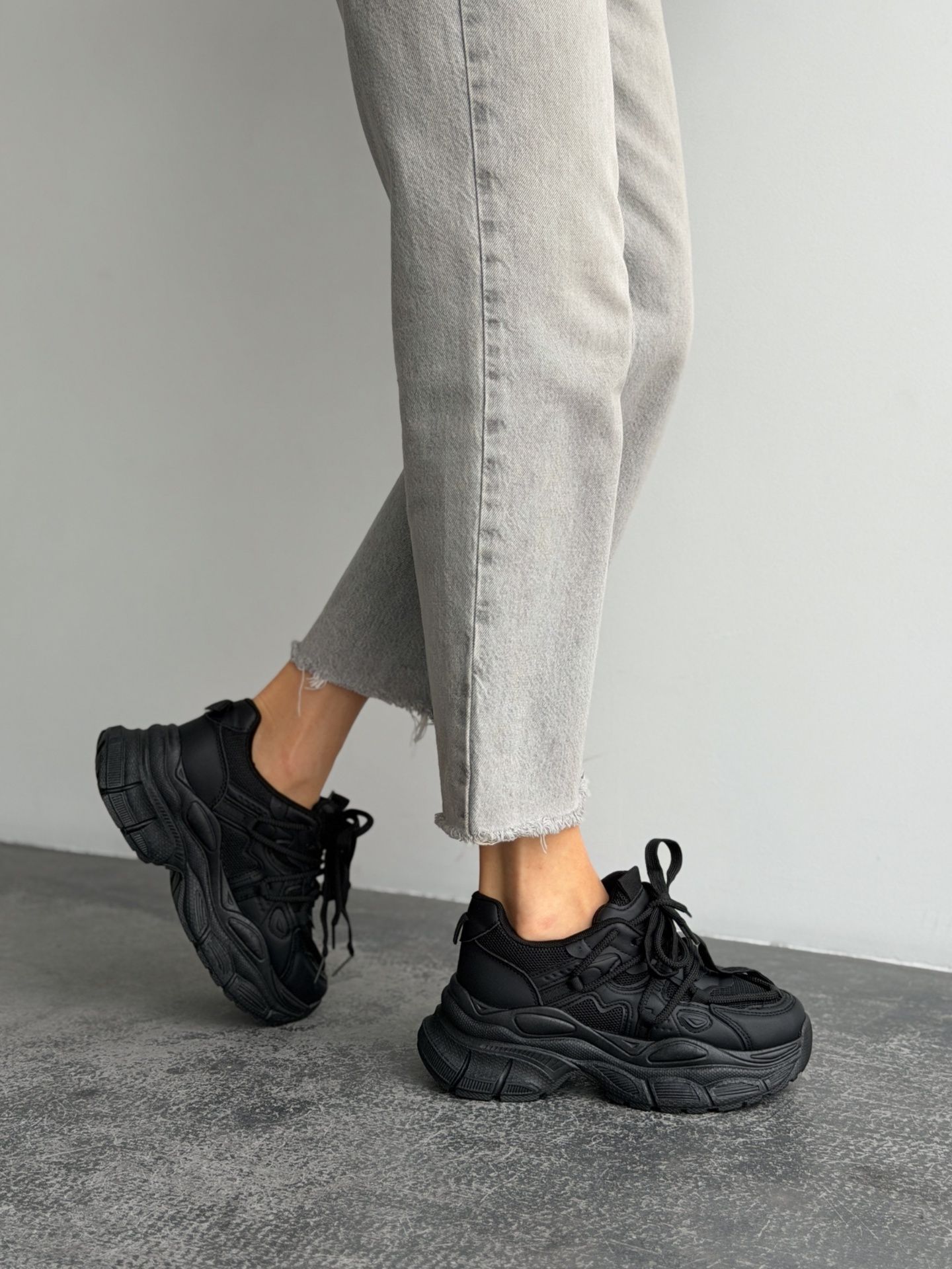 Кросівки з акцентними шнурівками чорні