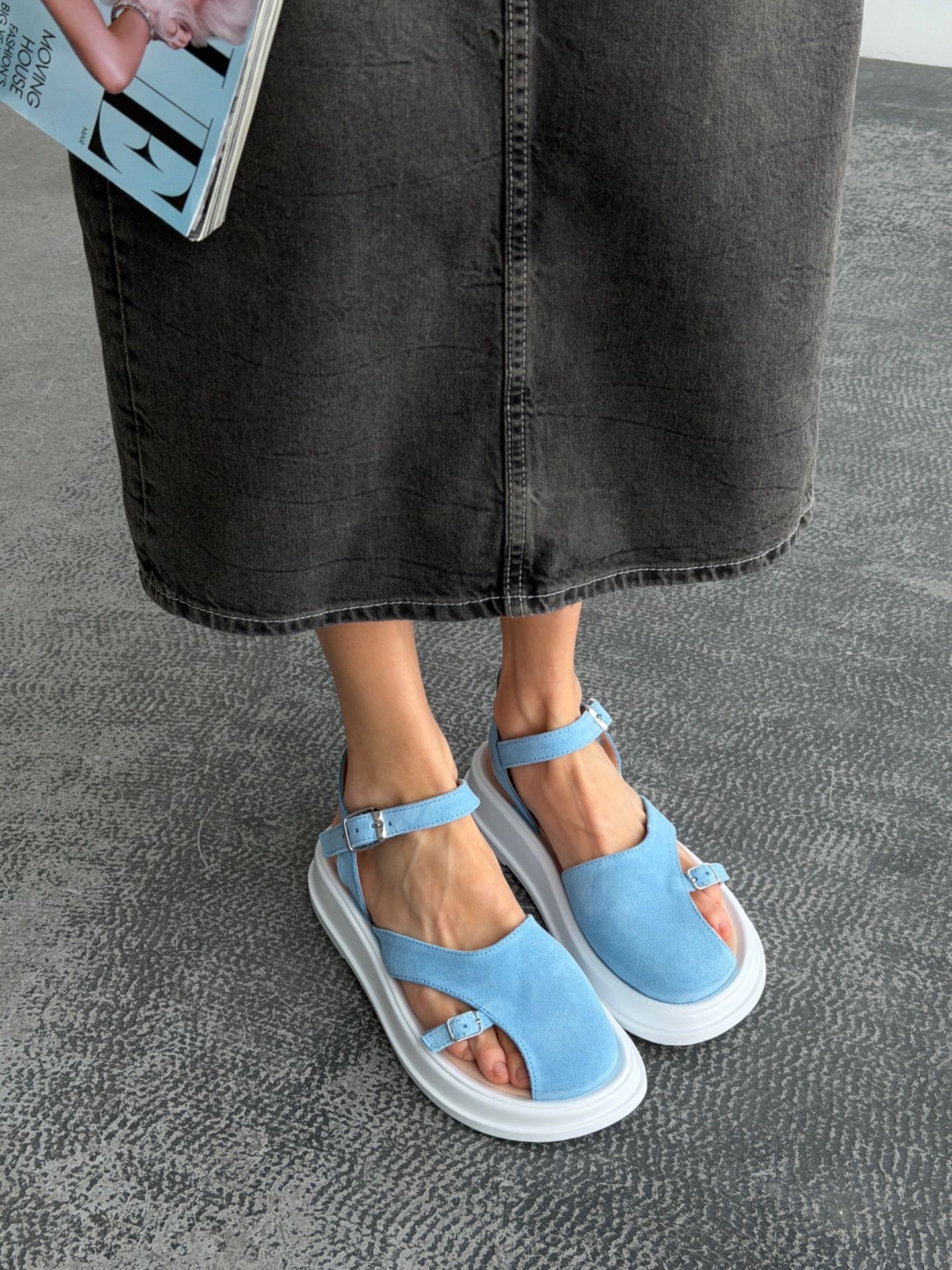 Босоніжки з напівзакритим носком блакитні