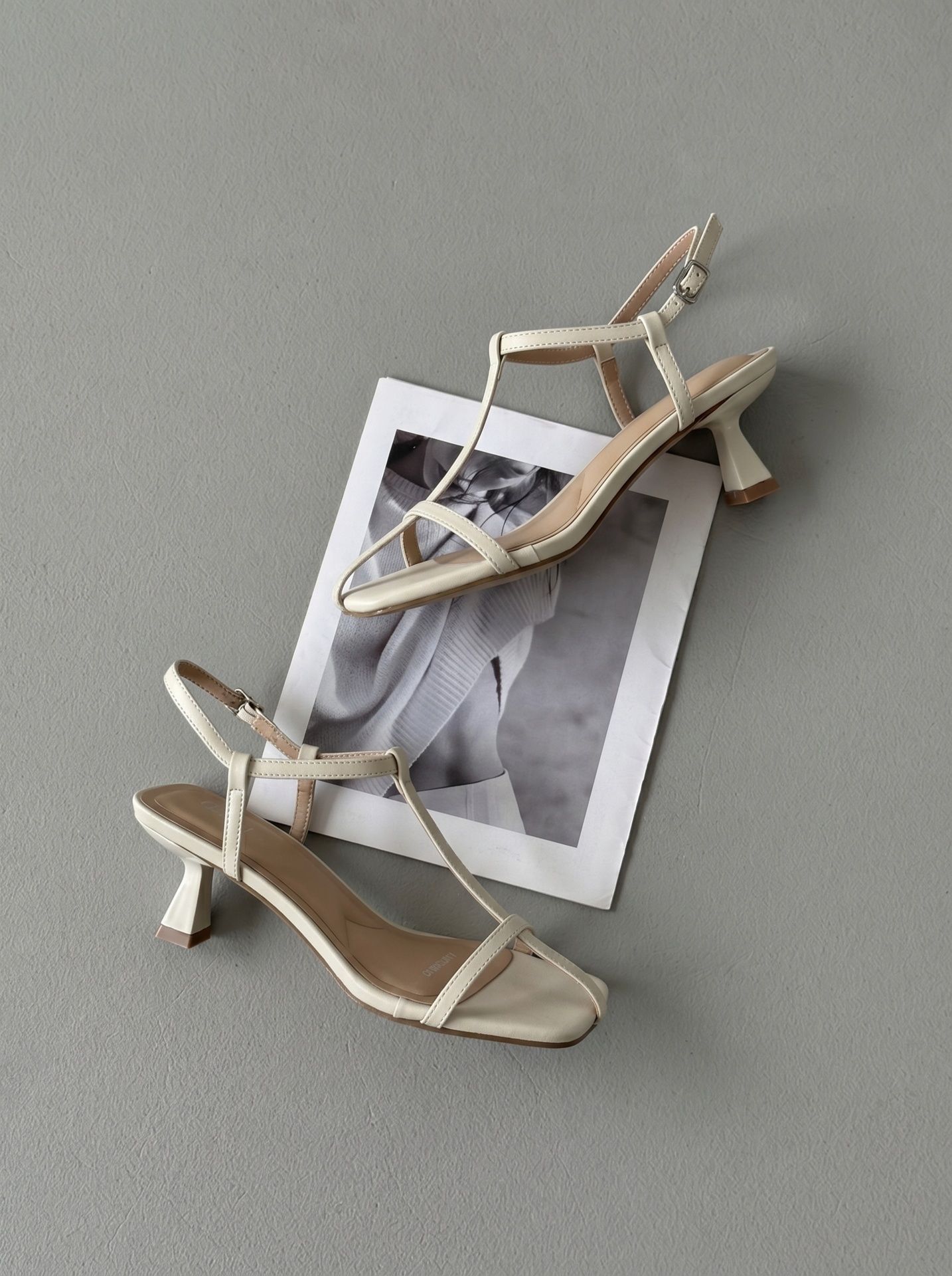 Босоніжки на низькому каблуку бежеві