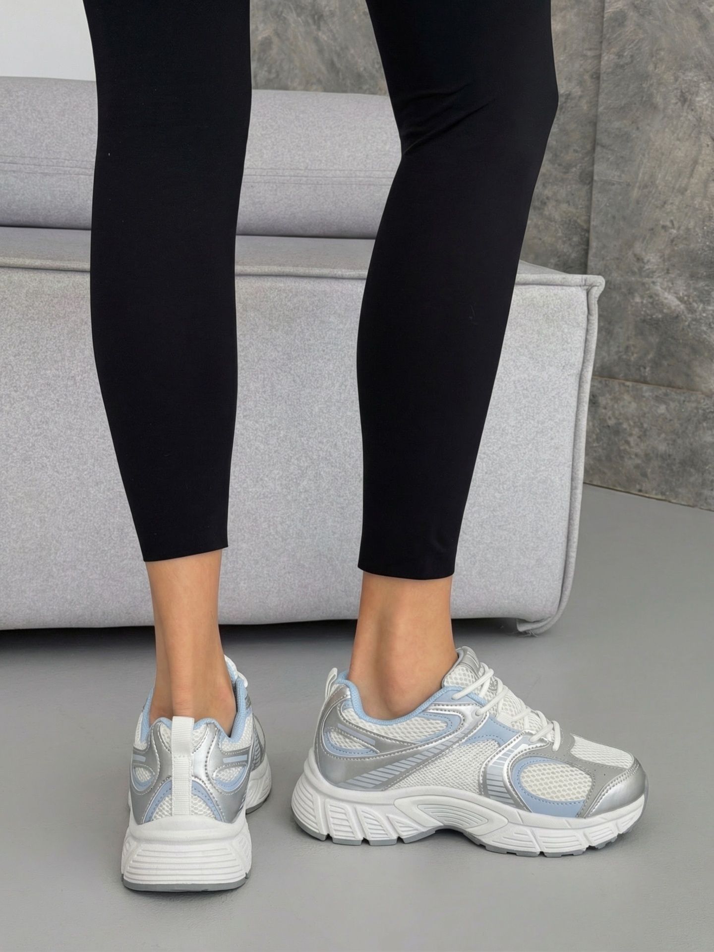 Кросівки з сіткою біло-блакитні