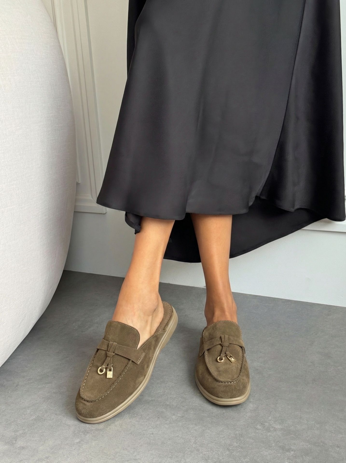 Мюлі з декоративною фурнітурою блідо-брунатні