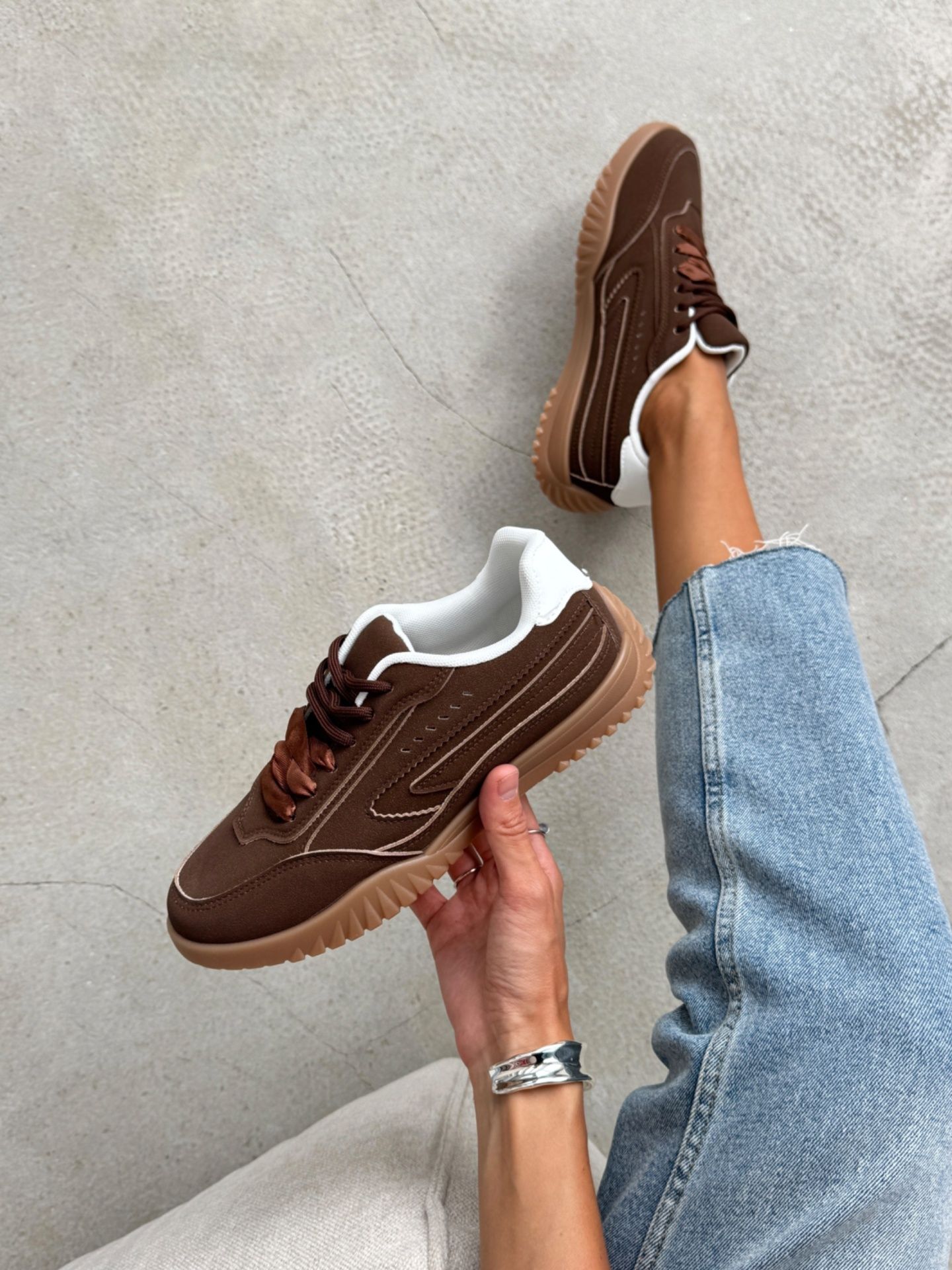 Кросівки з акцентними шнурівками темно-брунатні